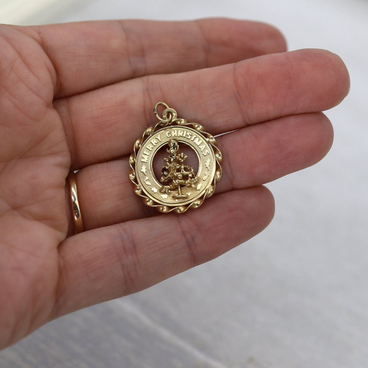 14k Gold Vintage Christmas Day Circle Charm - Petra Star