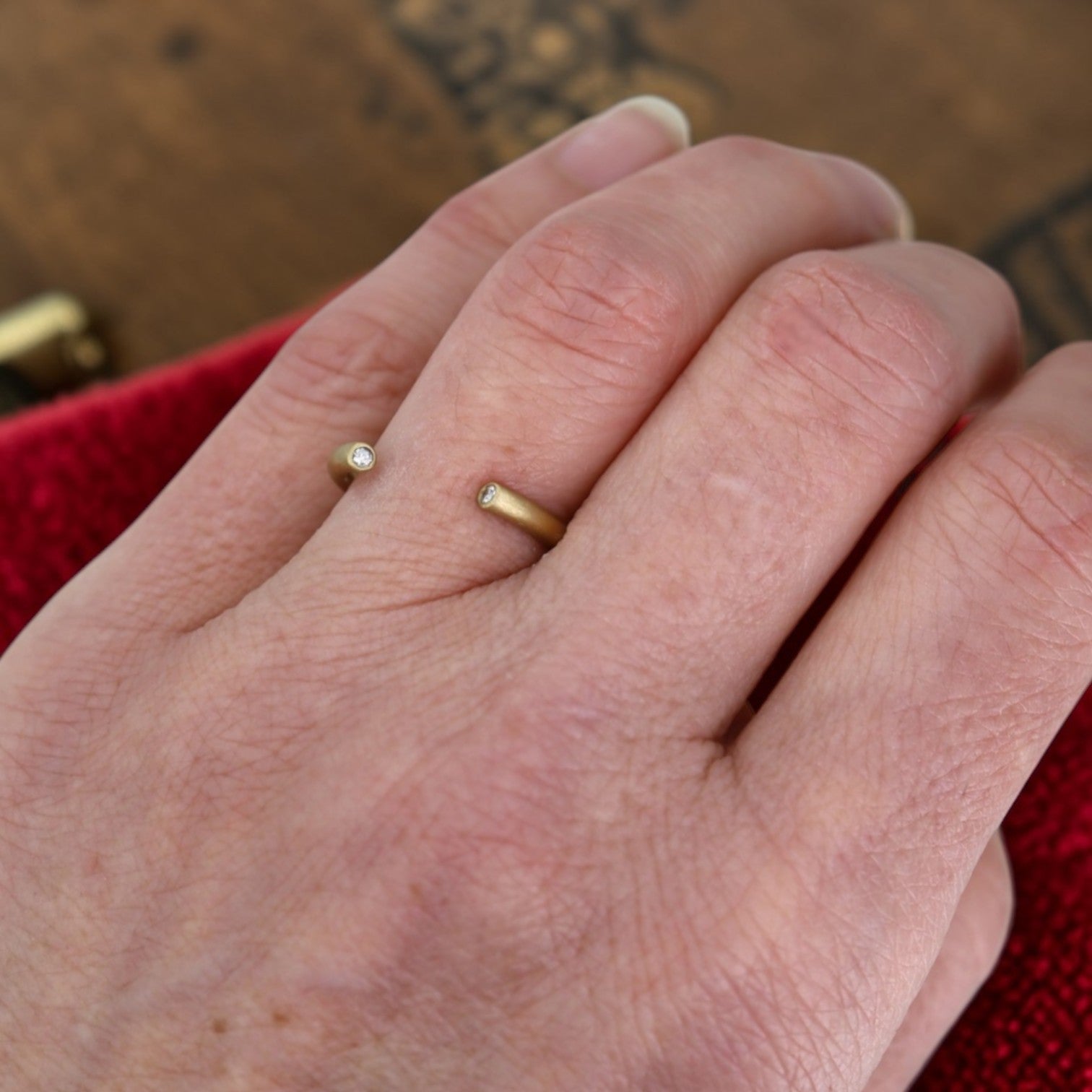 18k Gold Open Tube Diamond-Capped Band with Satin Finish, Sustainable Diamonds, Modern Minimalism - Petra Star