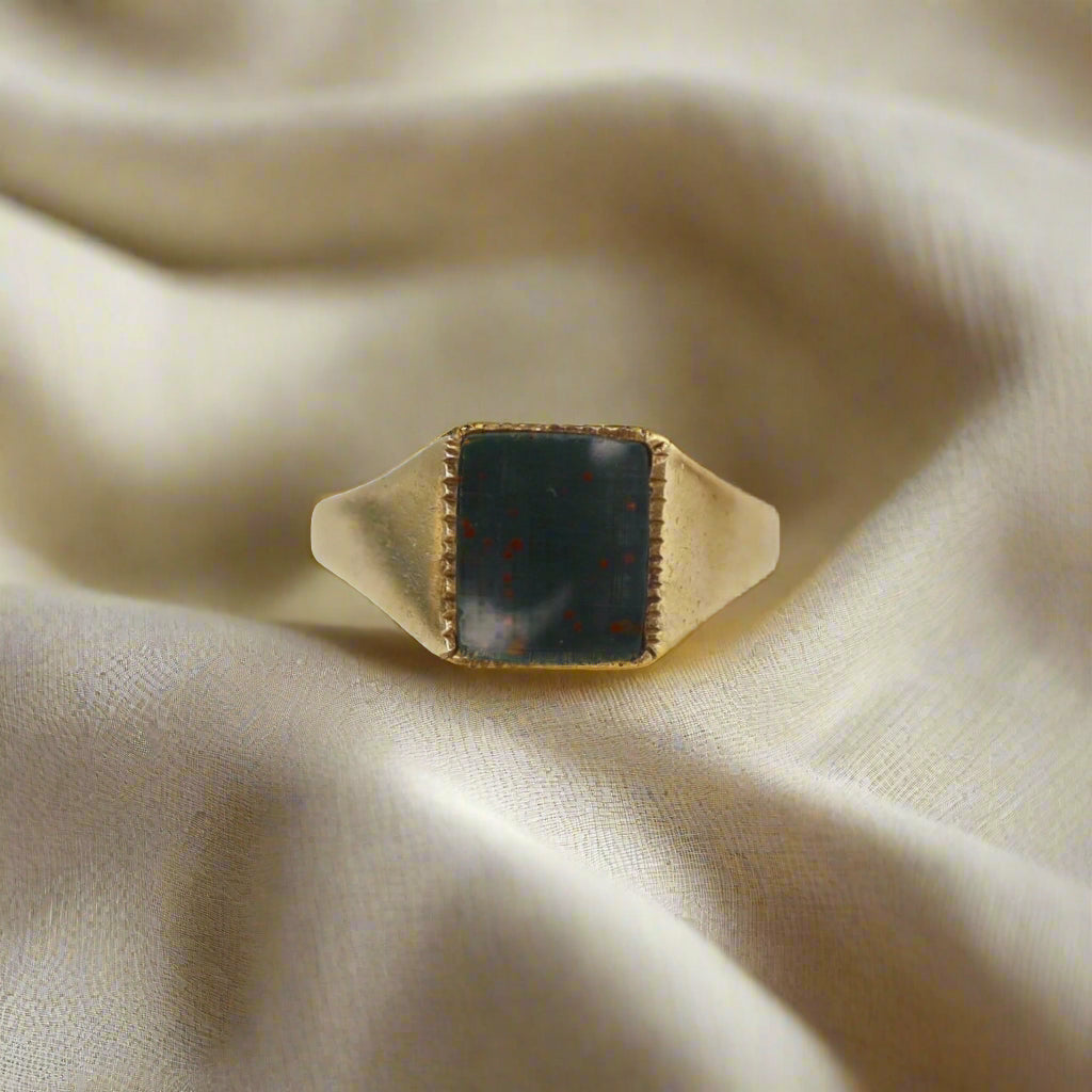 Vintage Bloodstone Ring in 9k Yellow Gold Hallmarked - Petra Star