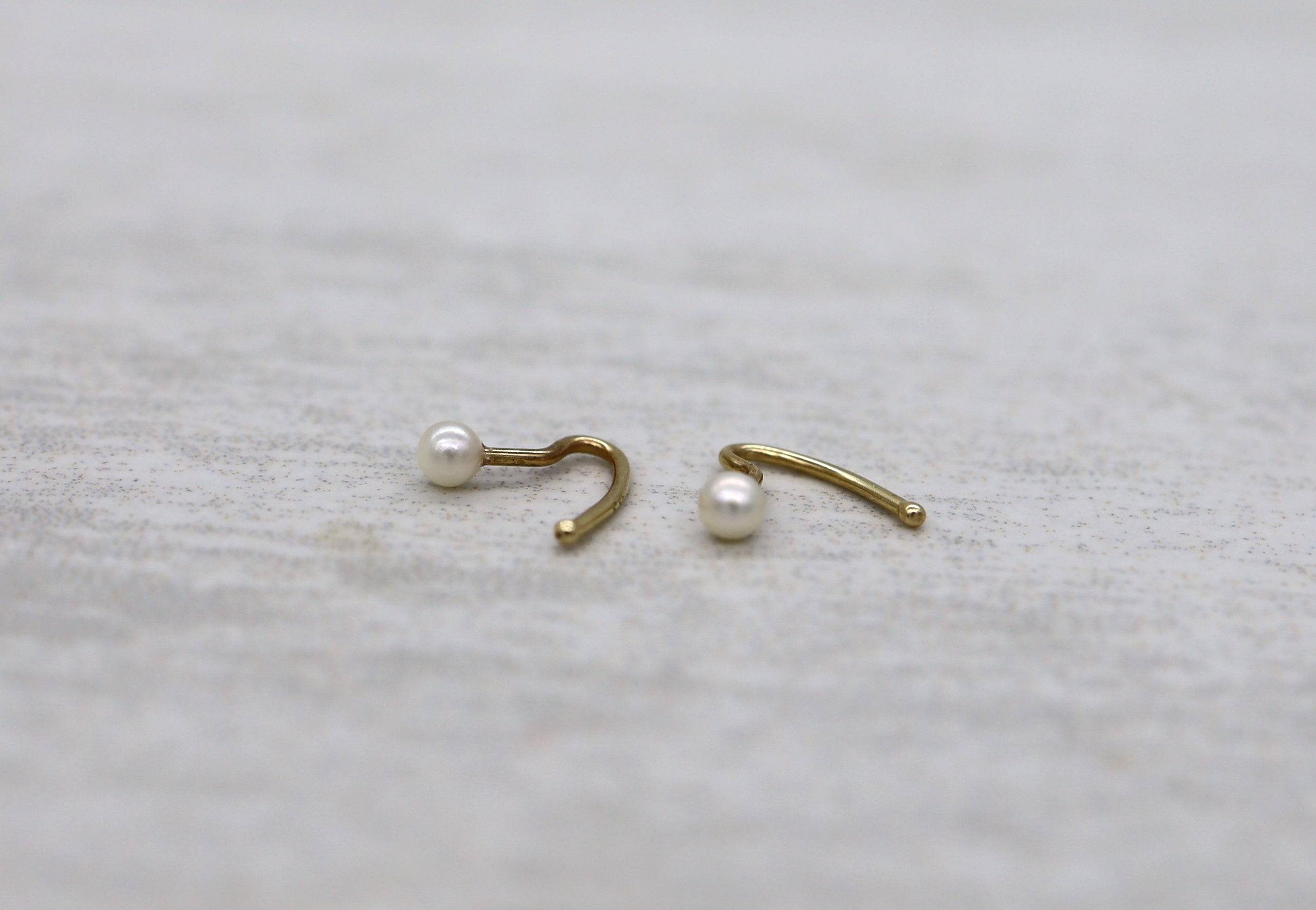 Petra Star pearl nose ring earrings with small pearl detail, natural and elegant jewelry for nose piercing.