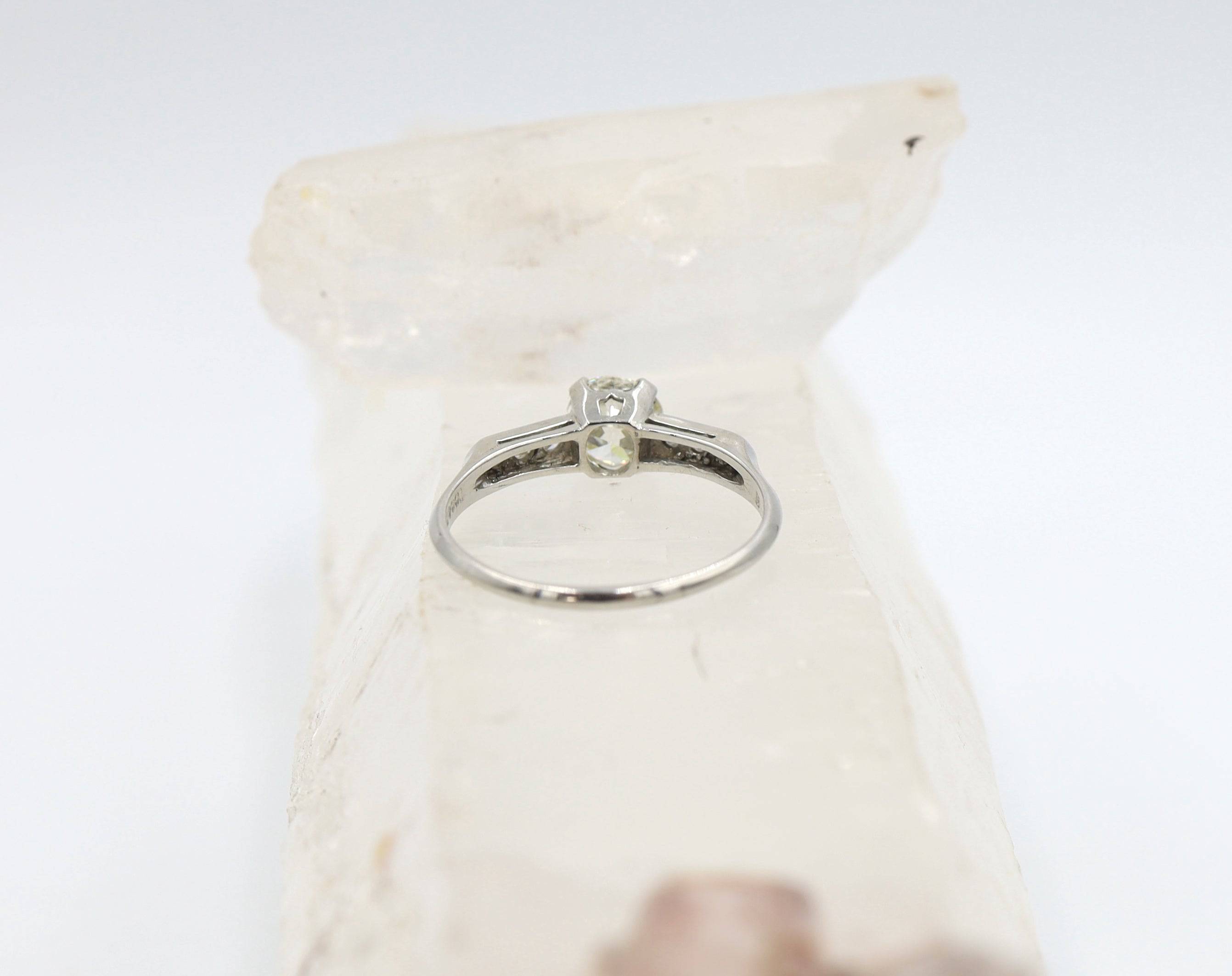 Beautiful Art Deco Platinum & Diamond Ring with 0.91 cts - Petra Star
