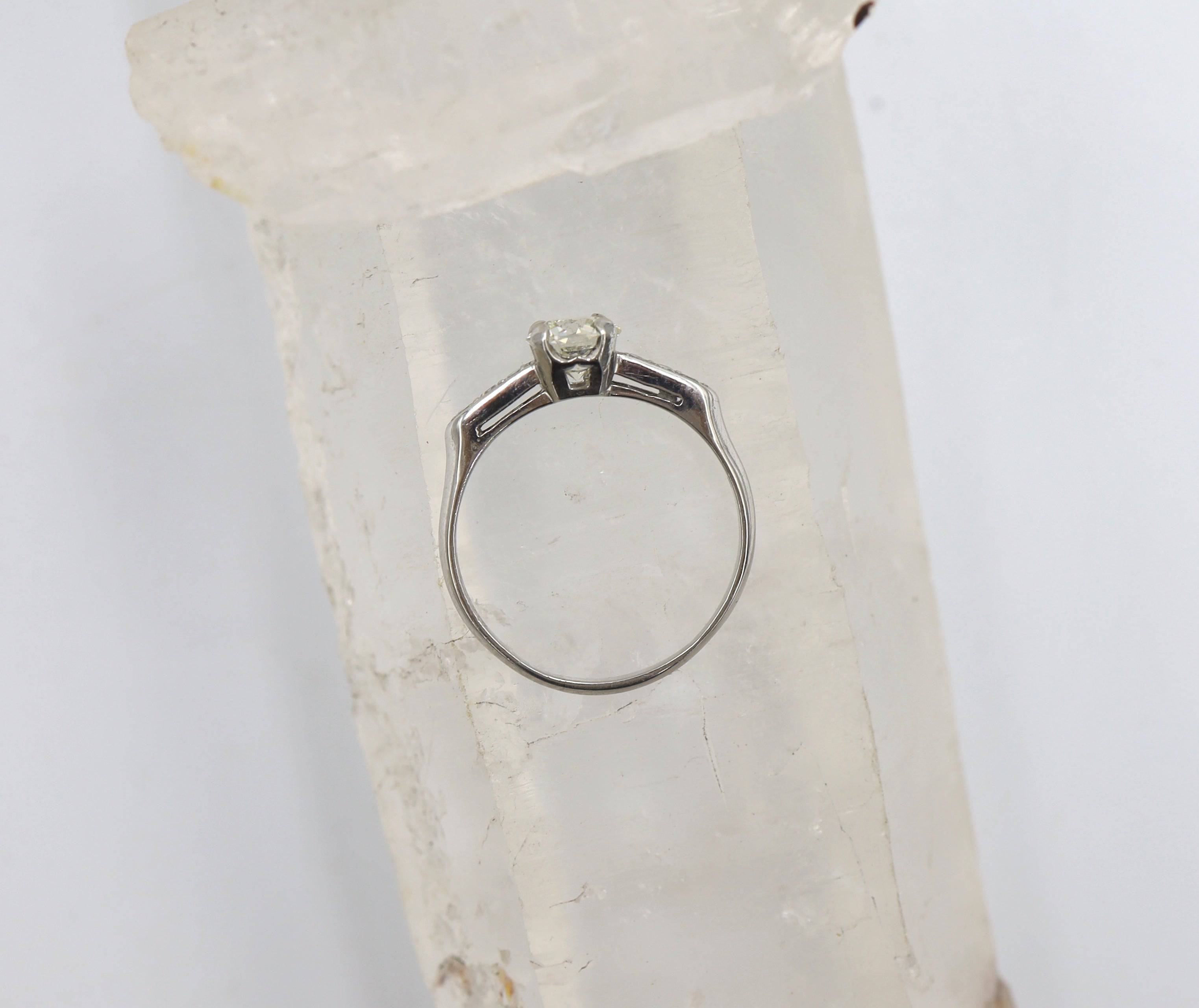Beautiful Art Deco Platinum & Diamond Ring with 0.91 cts - Petra Star