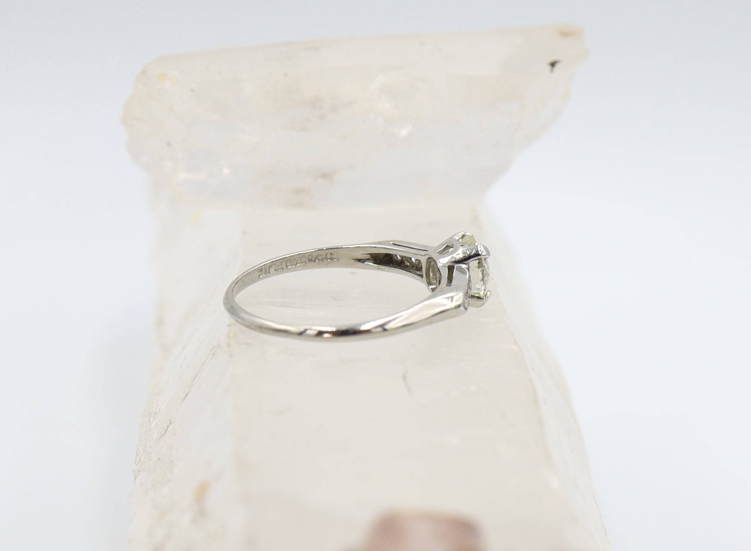 Beautiful Art Deco Platinum & Diamond Ring with 0.91 cts - Petra Star