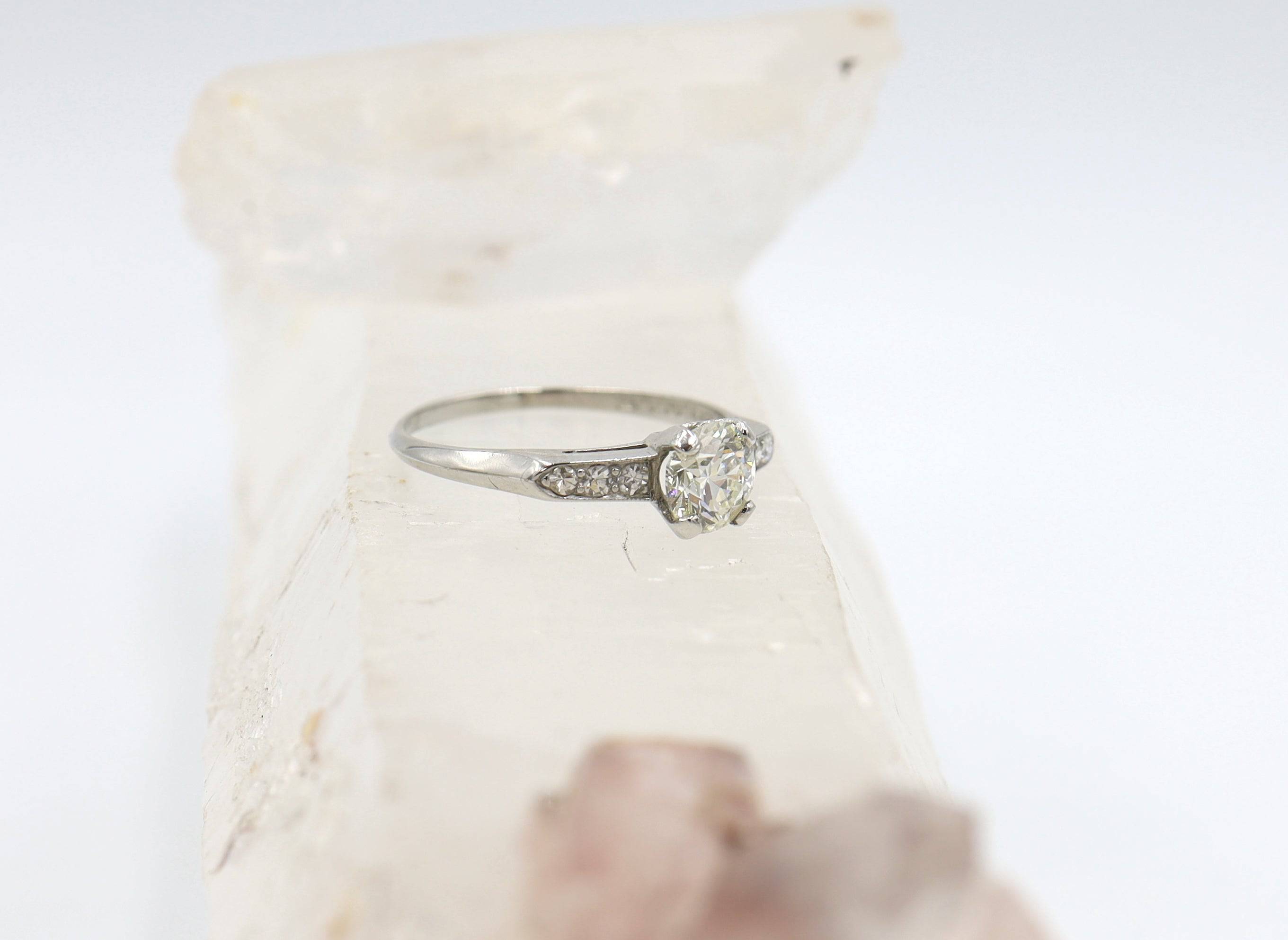 Beautiful Art Deco Platinum & Diamond Ring with 0.91 cts - Petra Star
