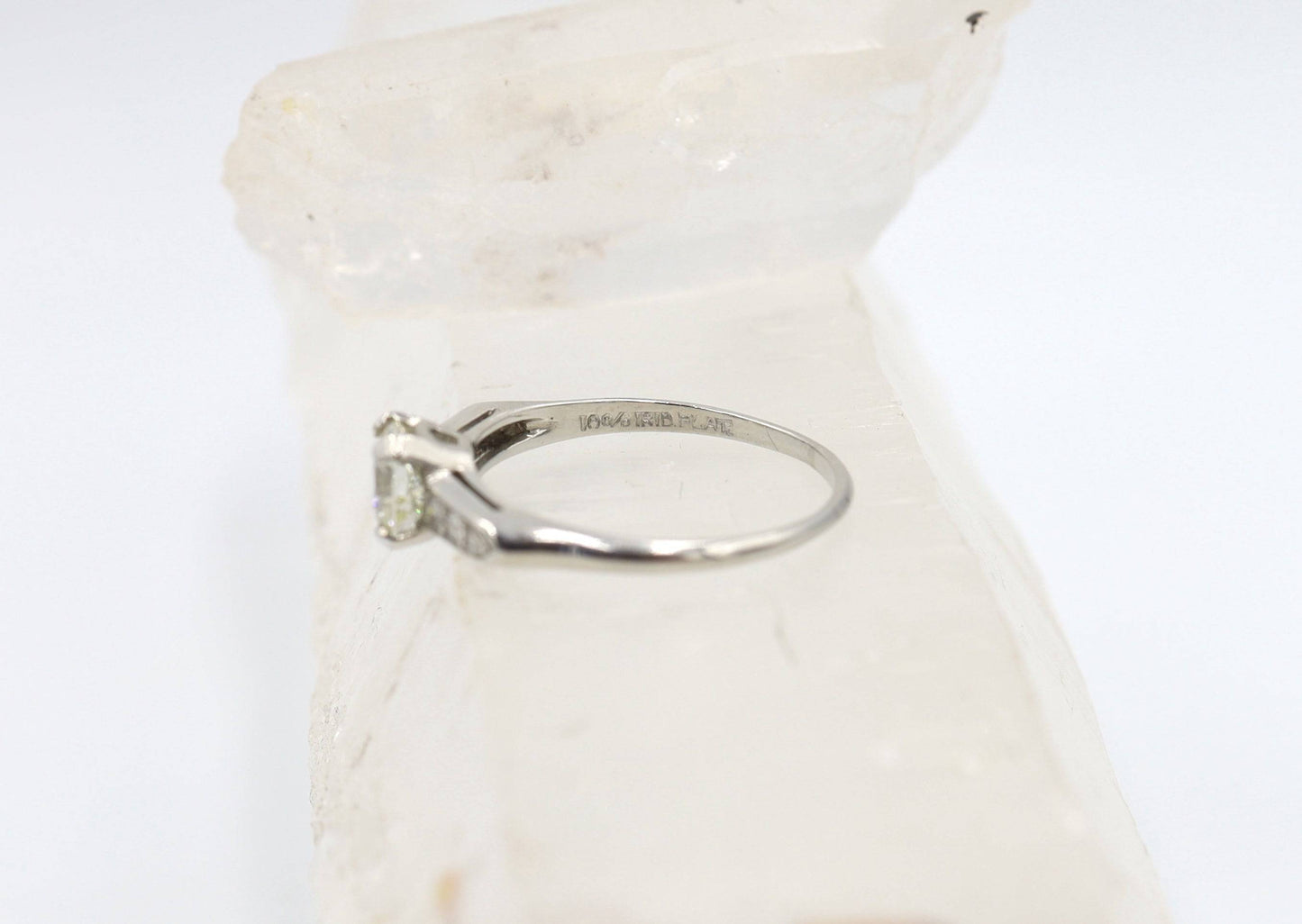 Beautiful Art Deco Platinum & Diamond Ring with 0.91 cts - Petra Star