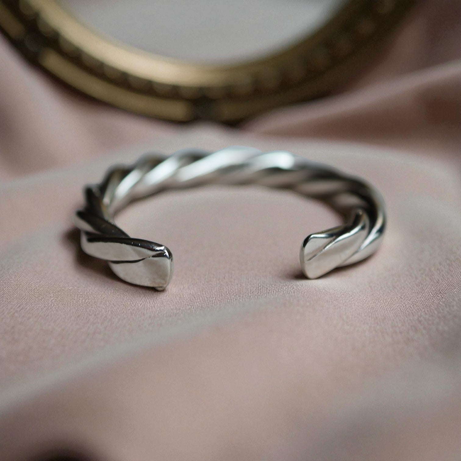 Vintage sterling silver twisted rope cuff bracelet with detailed craftsmanship, showcasing a classic and elegant jewelry design.