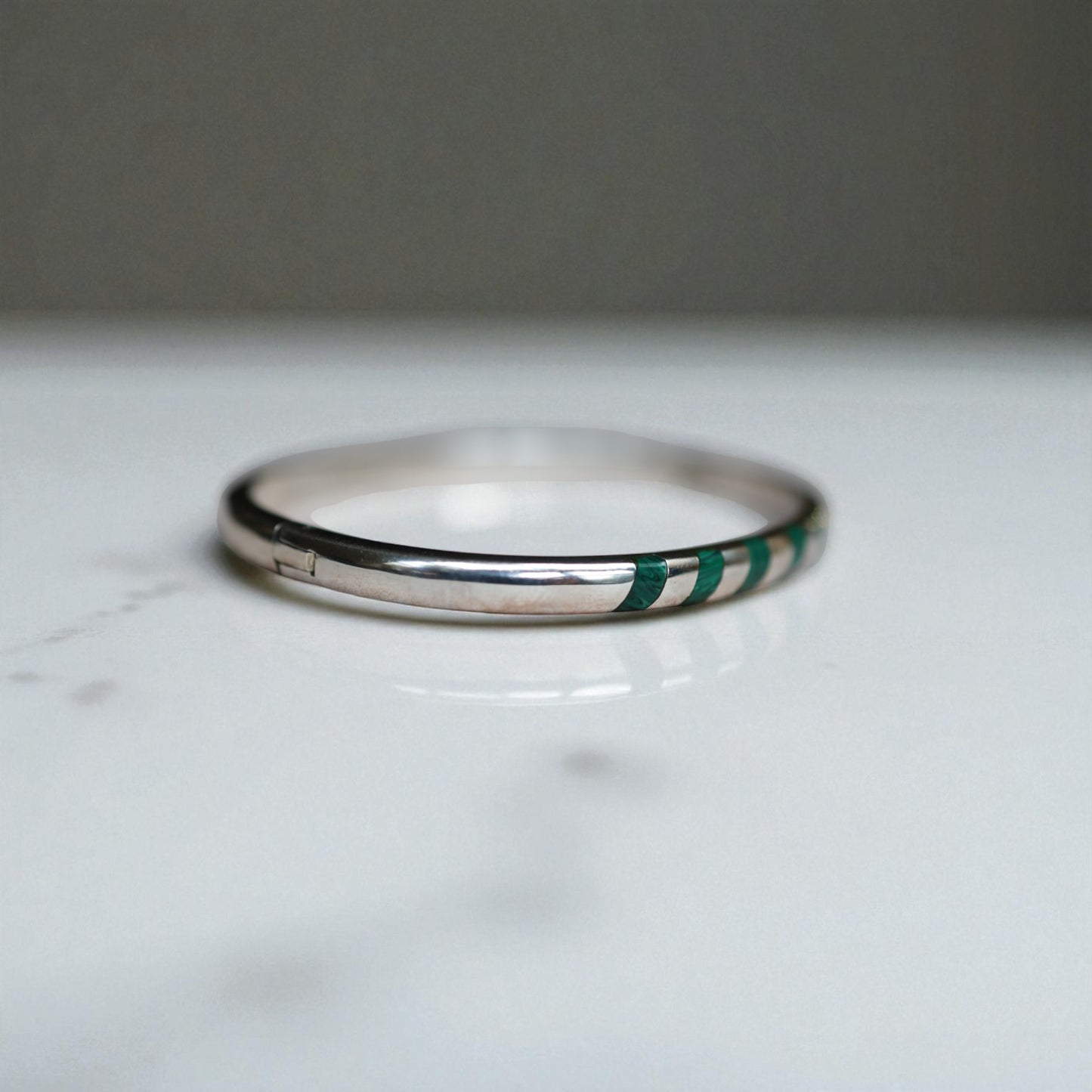 Vintage Mexican Silver Inlaid Malachite Bangle Bracelet – 26.2g, Oval Shape with Invisible Clasp