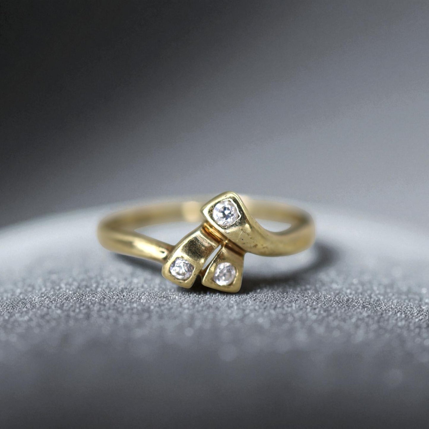 Mid-Century Asymmetrical Ribbon Three-Stone Ring – 9k Gold, 375 Mark, Cubic Zirconia, Size 9