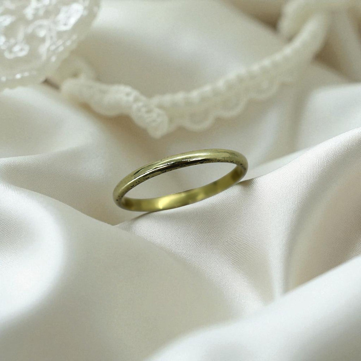 Antique 18k Yellow Gold Band with Faded Engraving - Petra Star