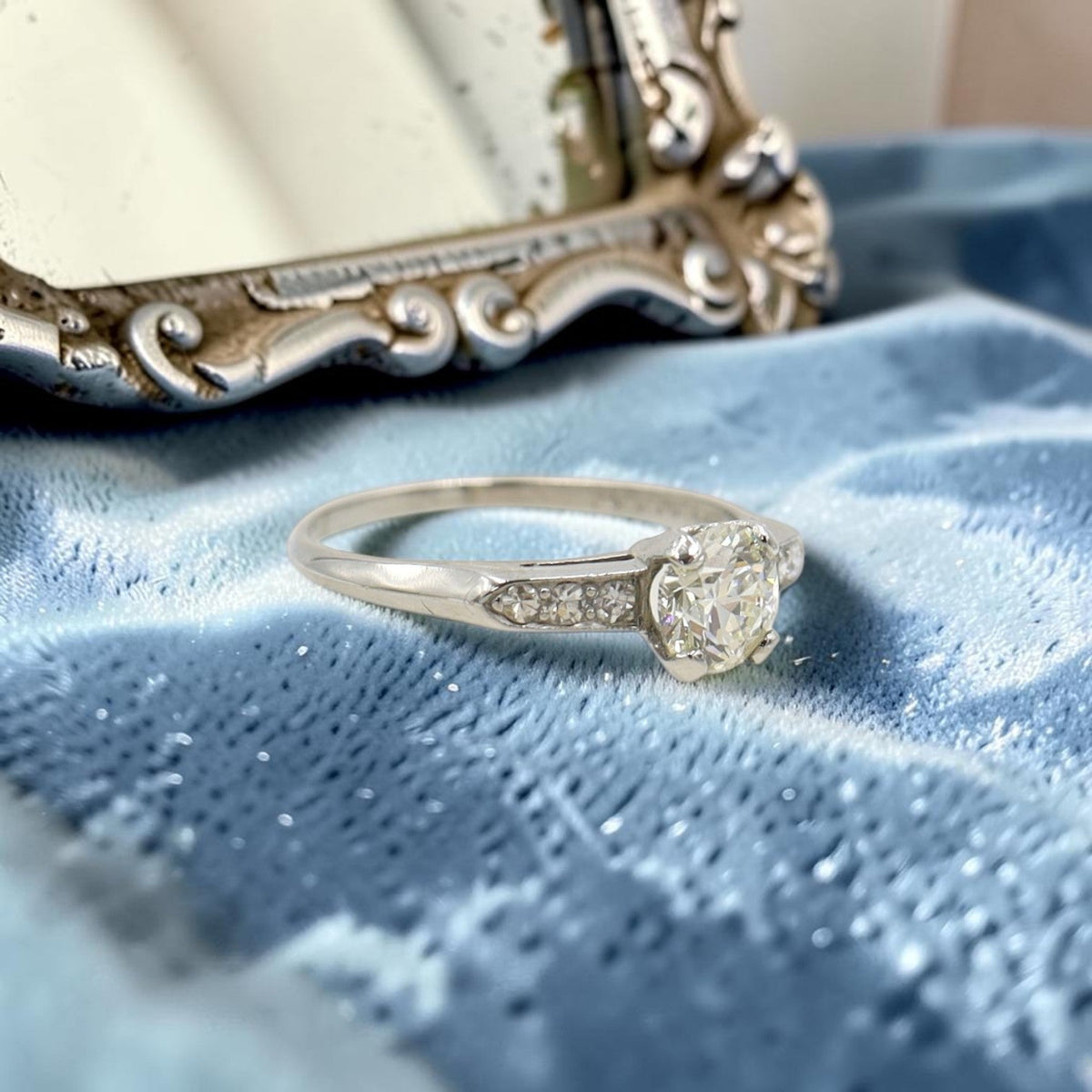 Beautiful Art Deco Platinum & Diamond Ring with 0.91 cts - Petra Star