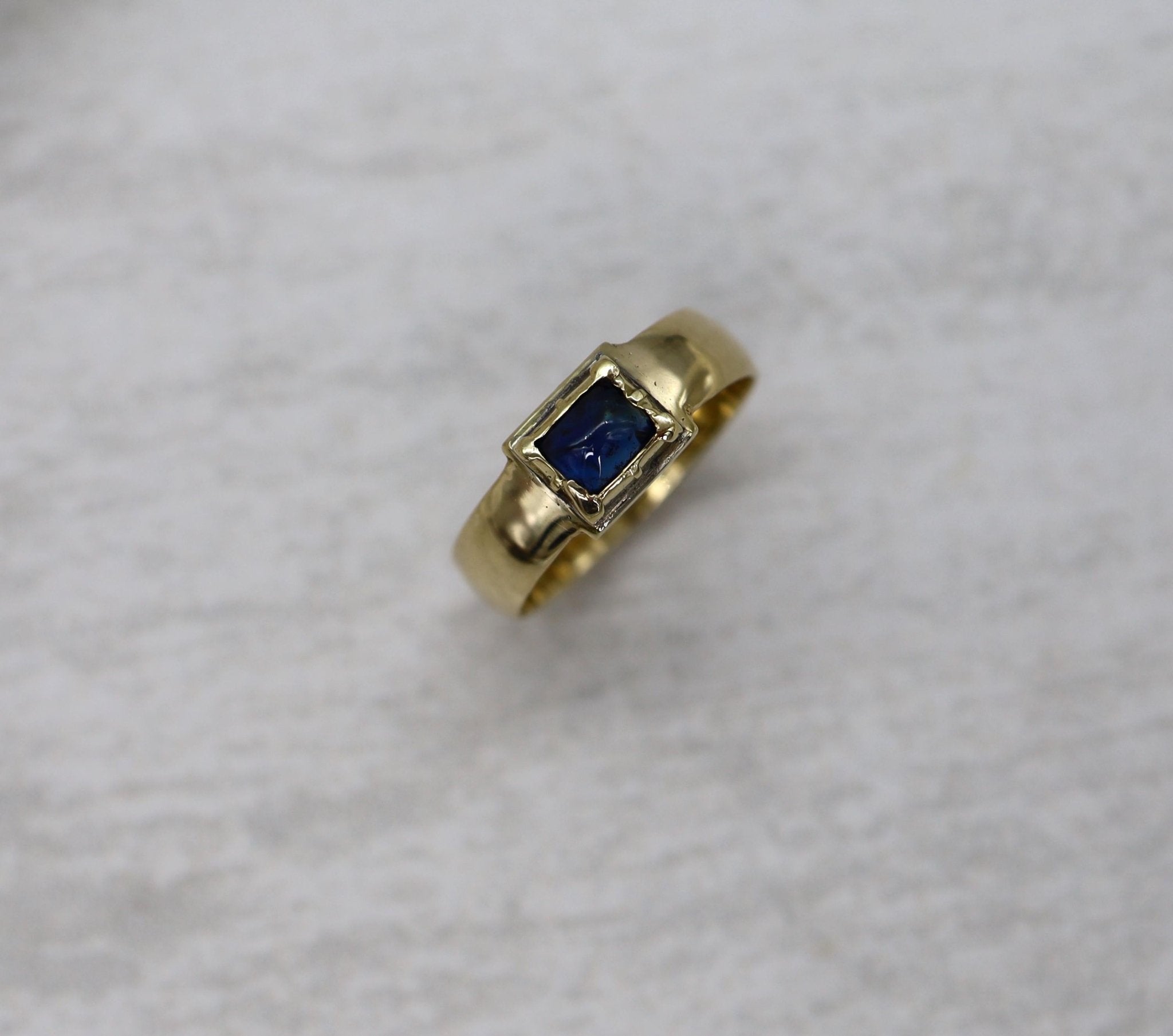 Collet Set Sapphire Band 0.79 cts Sugarloaf Cut - Petra Star