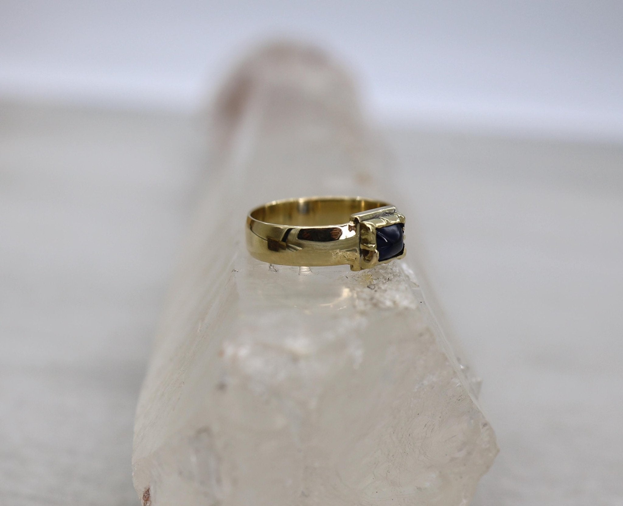 Collet Set Sapphire Band 0.79 cts Sugarloaf Cut - Petra Star