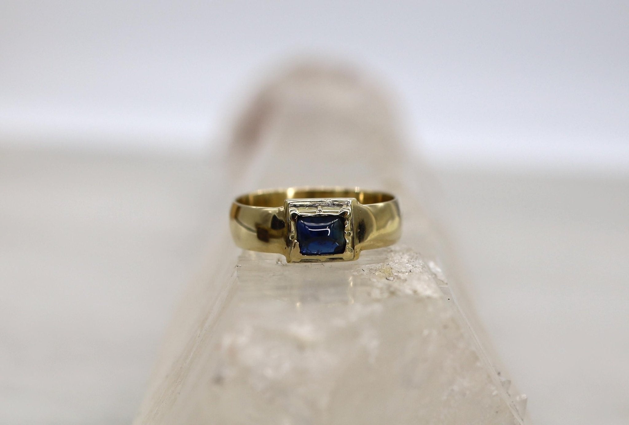 Collet Set Sapphire Band 0.79 cts Sugarloaf Cut - Petra Star