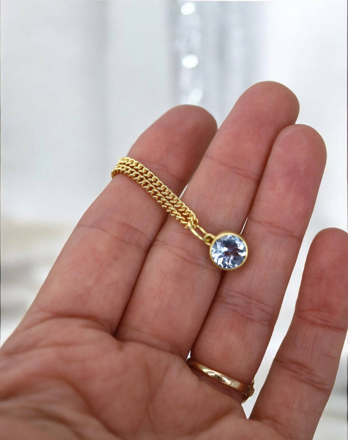 Dreamy Aquamarine Pendant in 18k Gold - Petra Star