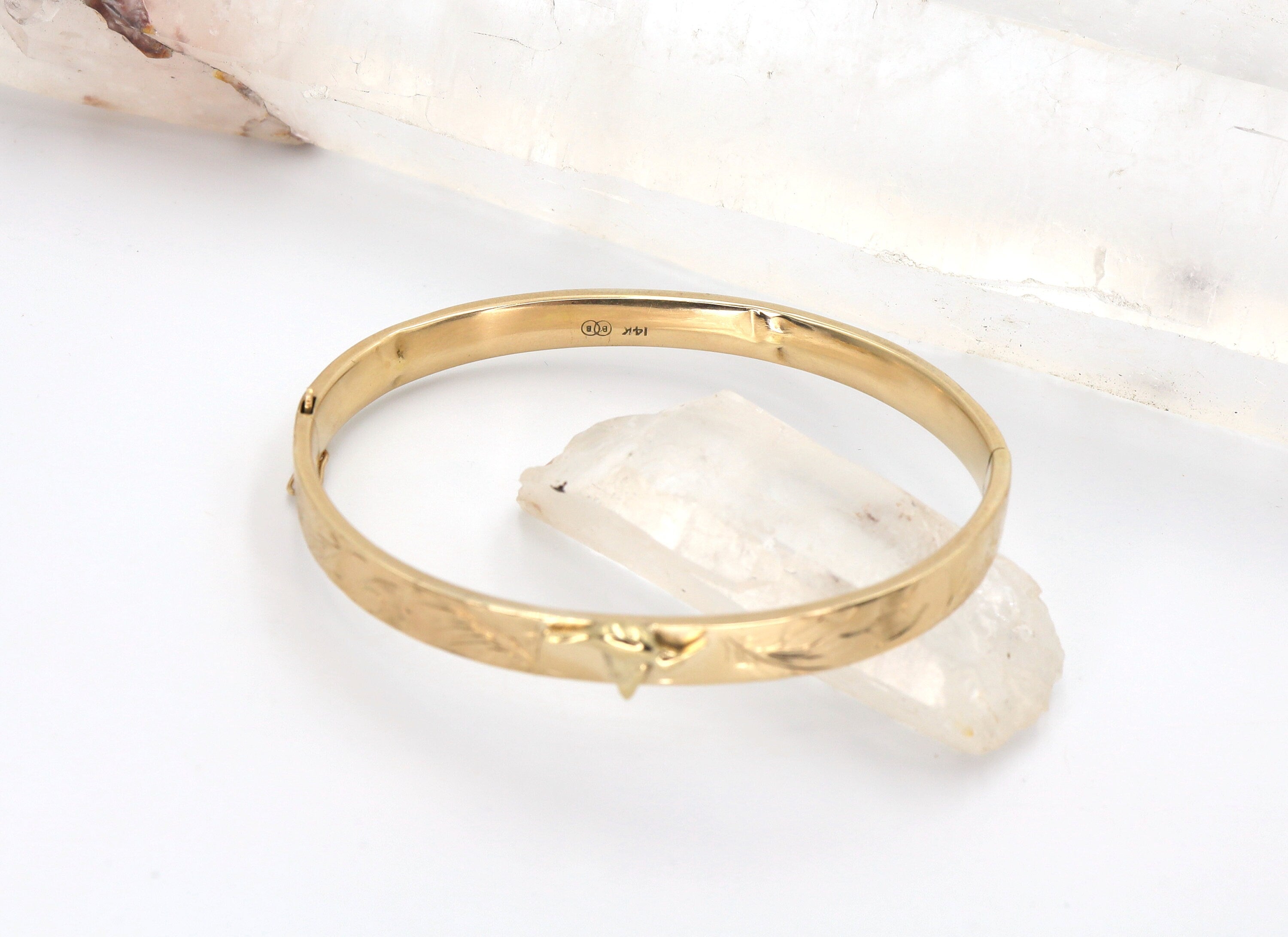 Mid Century 14k Yellow Gold Hummingbird Bangle Bracelet 5.9 mm Wide 7.5" Wrist Size - DK233A - Petra Star