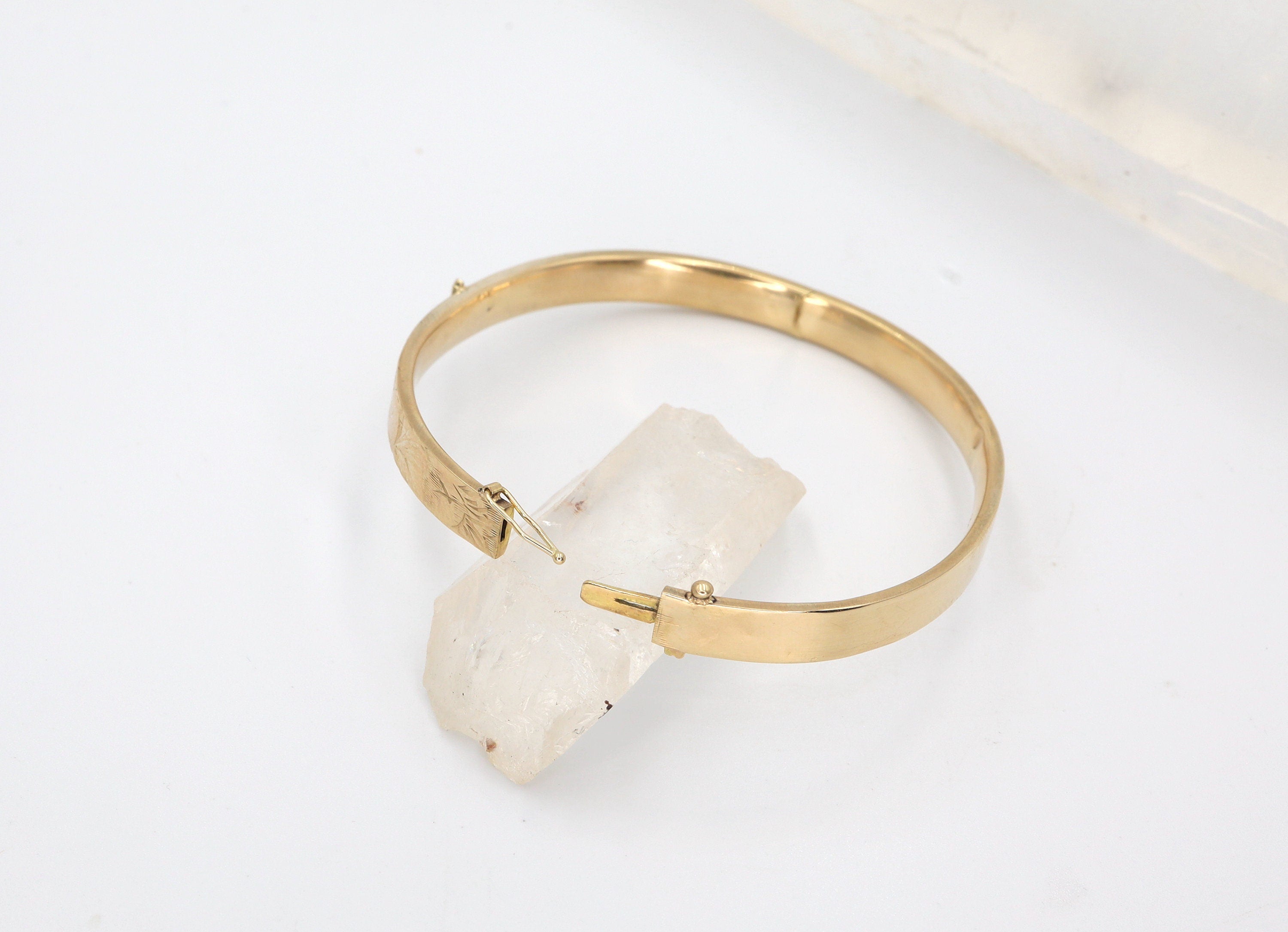 Mid Century 14k Yellow Gold Hummingbird Bangle Bracelet 5.9 mm Wide 7.5" Wrist Size - DK233A - Petra Star