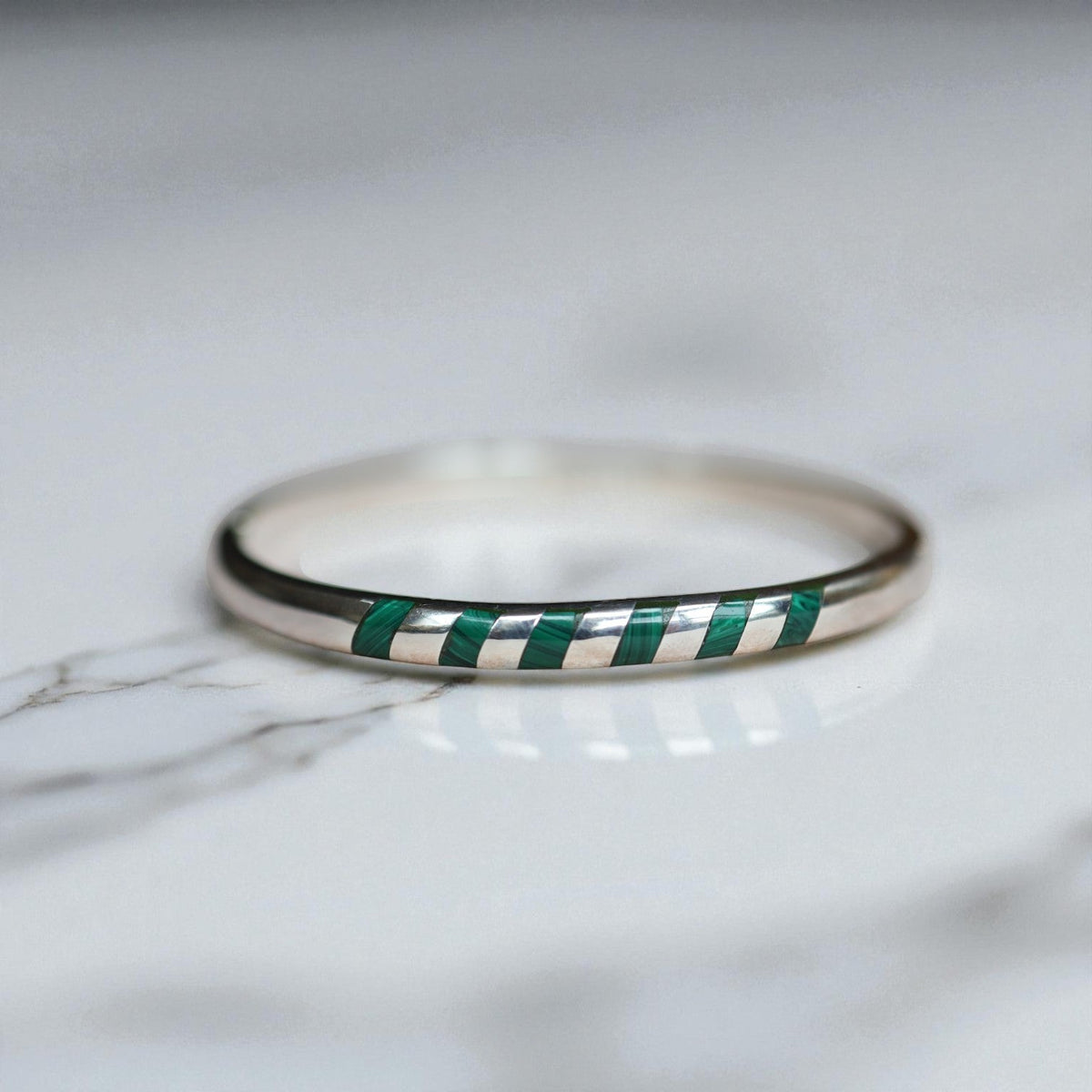 Vintage Mexican Silver Inlaid Malachite Bangle Bracelet – 26.2g, Oval Shape with Invisible Clasp - Petra Star