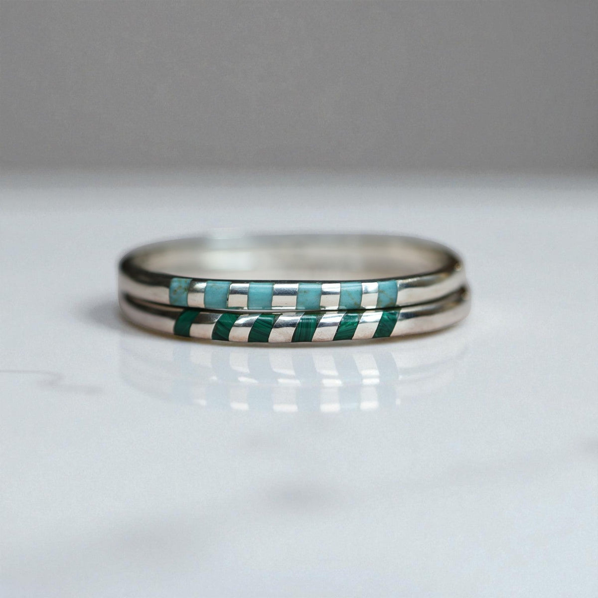 Vintage Mexican Silver Inlaid Malachite Bangle Bracelet – 26.2g, Oval Shape with Invisible Clasp - Petra Star