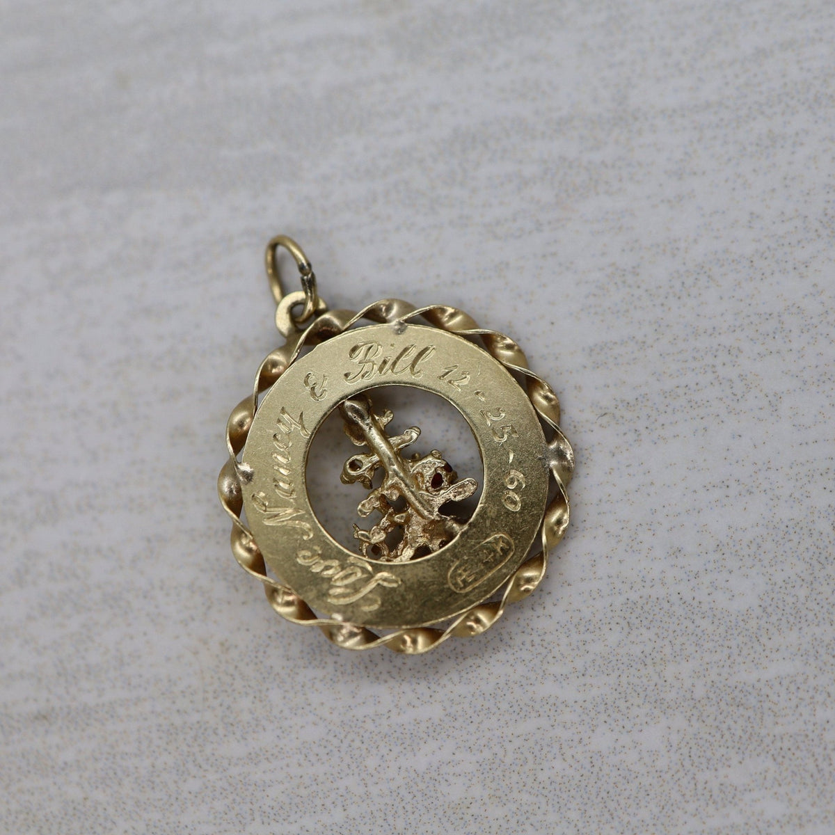 14k Gold Vintage Christmas Day Circle Charm - Petra Star