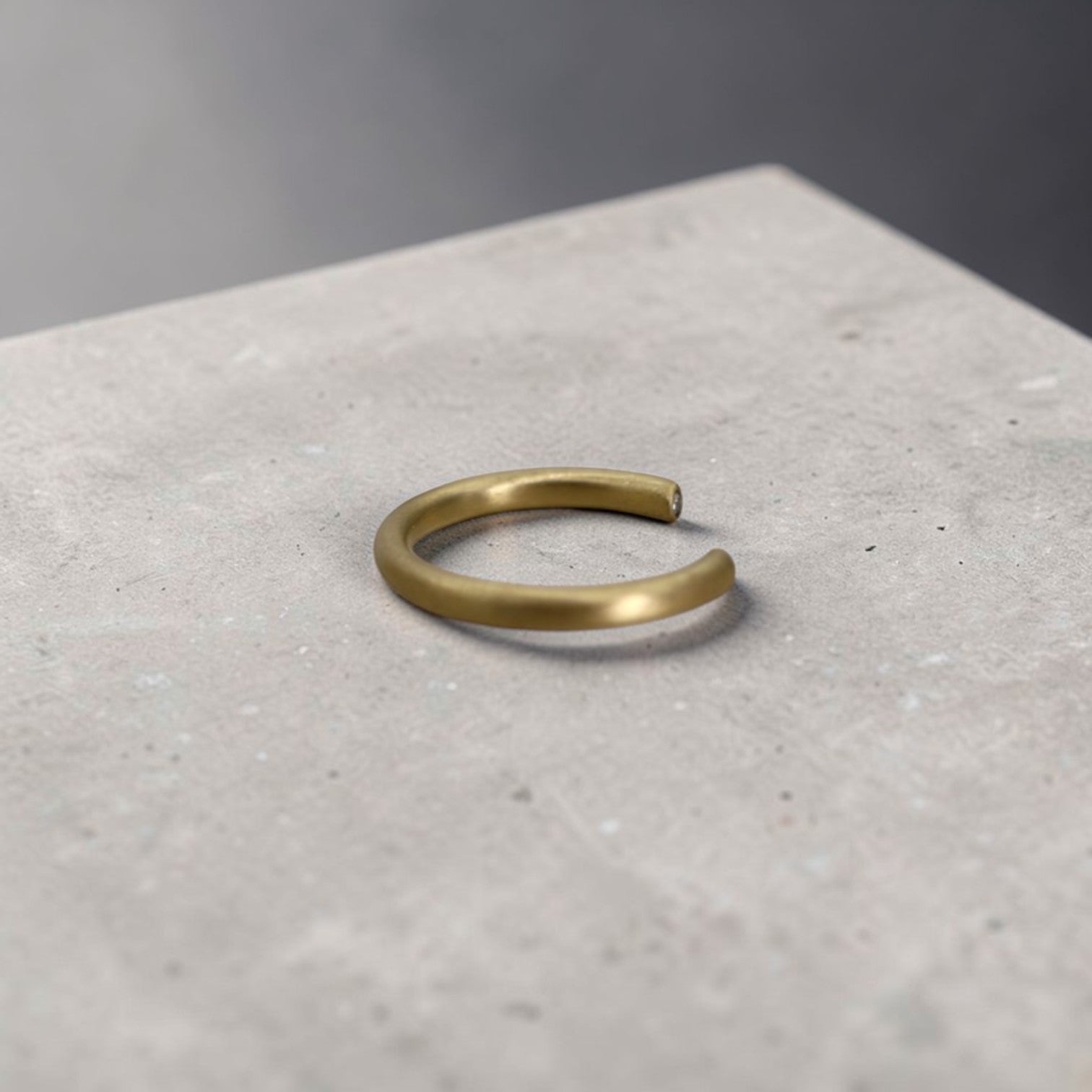 18k Gold Open Tube Diamond-Capped Band with Satin Finish, Sustainable Diamonds, Modern Minimalism - Petra Star
