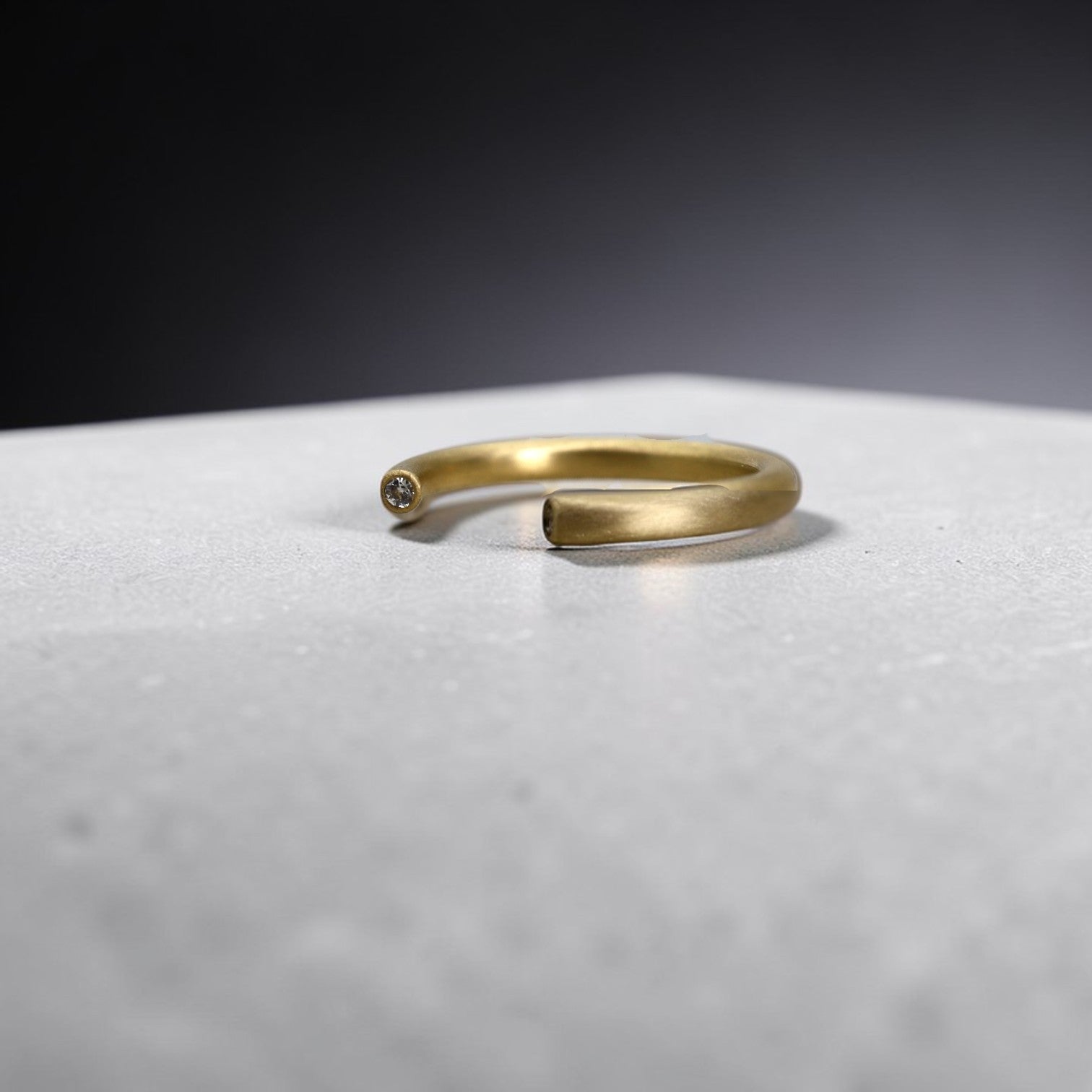 18k Gold Open Tube Diamond-Capped Band with Satin Finish, Sustainable Diamonds, Modern Minimalism - Petra Star