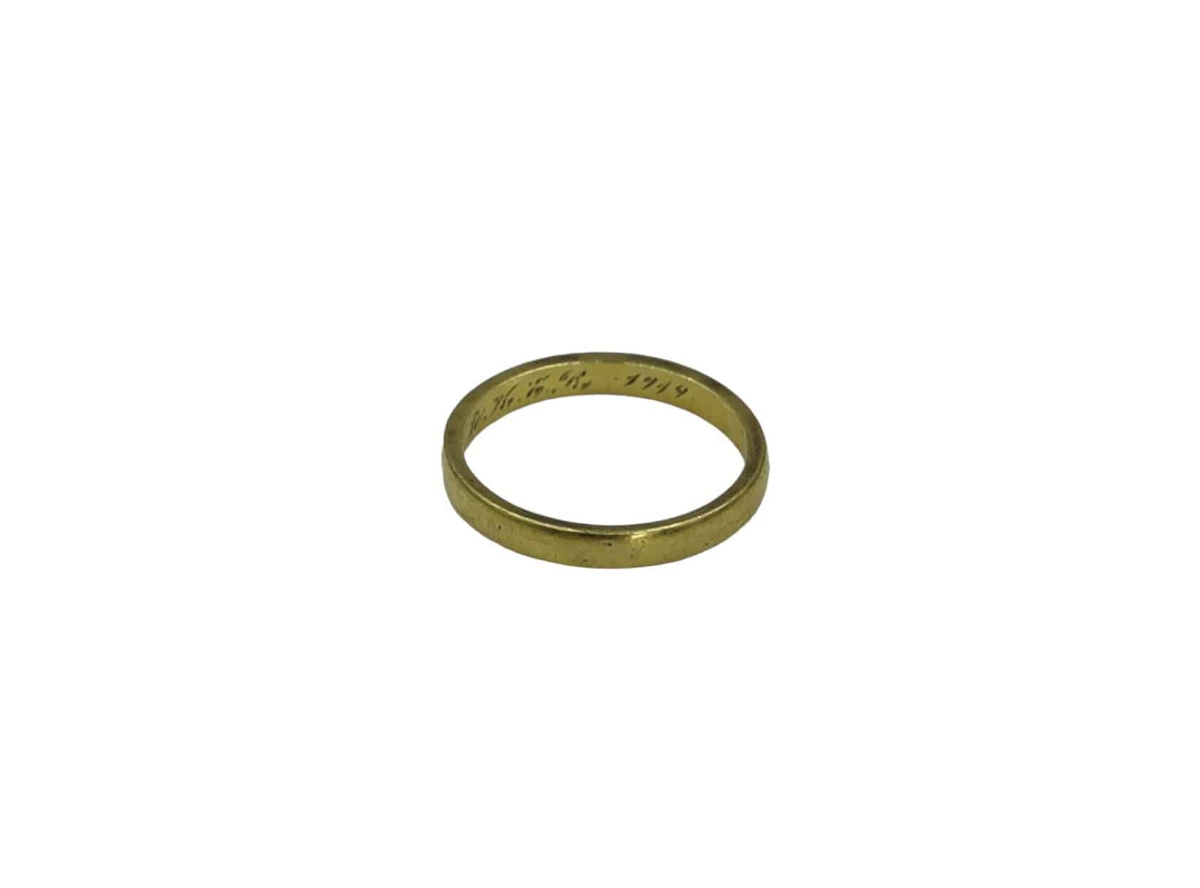 Antique 18k green gold wedding band ring with vintage detailing, showcasing a classic and elegant design.