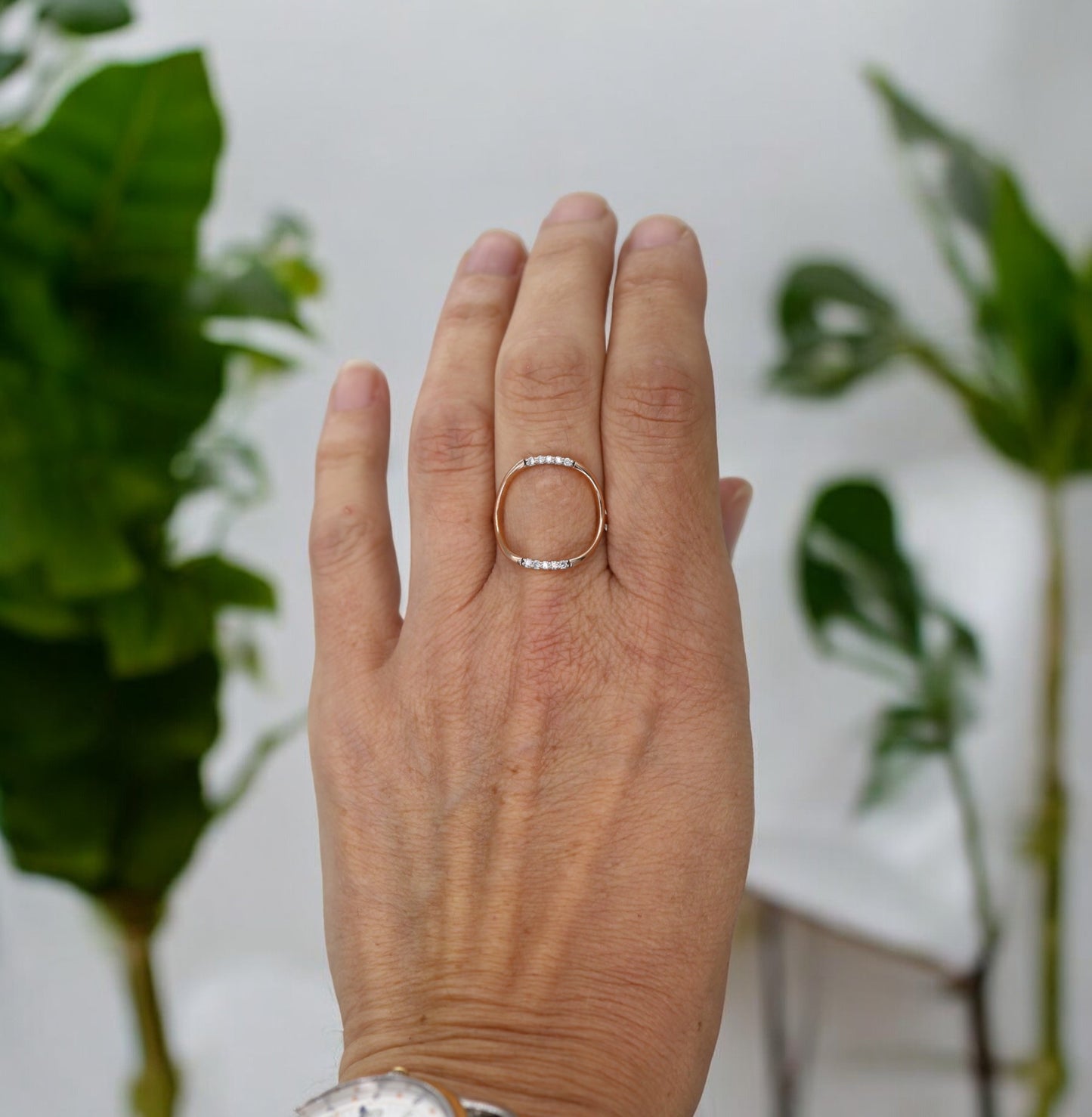 Anillo de diamantes con círculo abierto