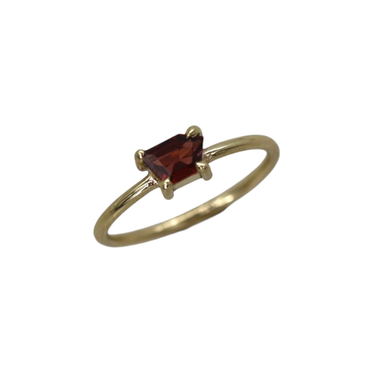 Anillo de oro de 14 quilates con solitario de espinela roja y estrella Petra