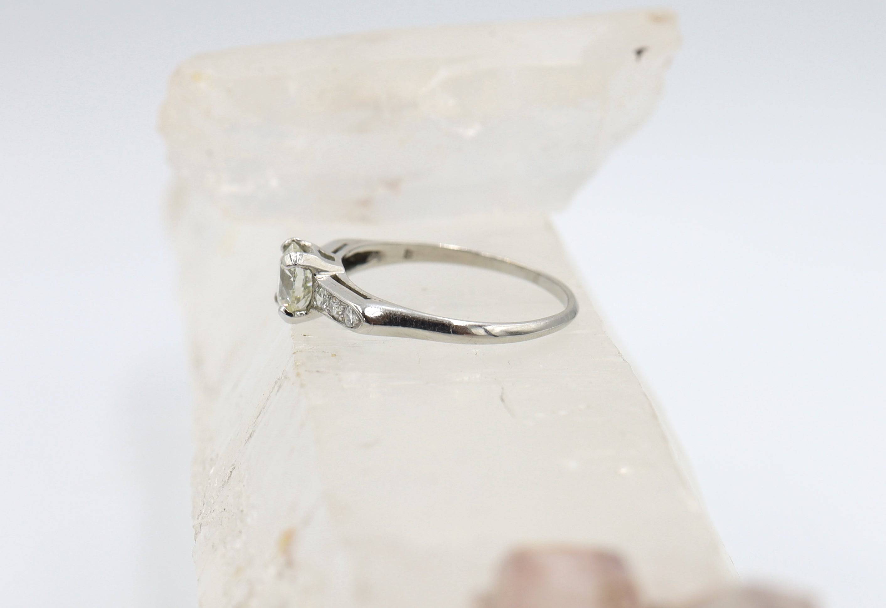 Beautiful Art Deco Platinum & Diamond Ring with 0.91 cts - Petra Star