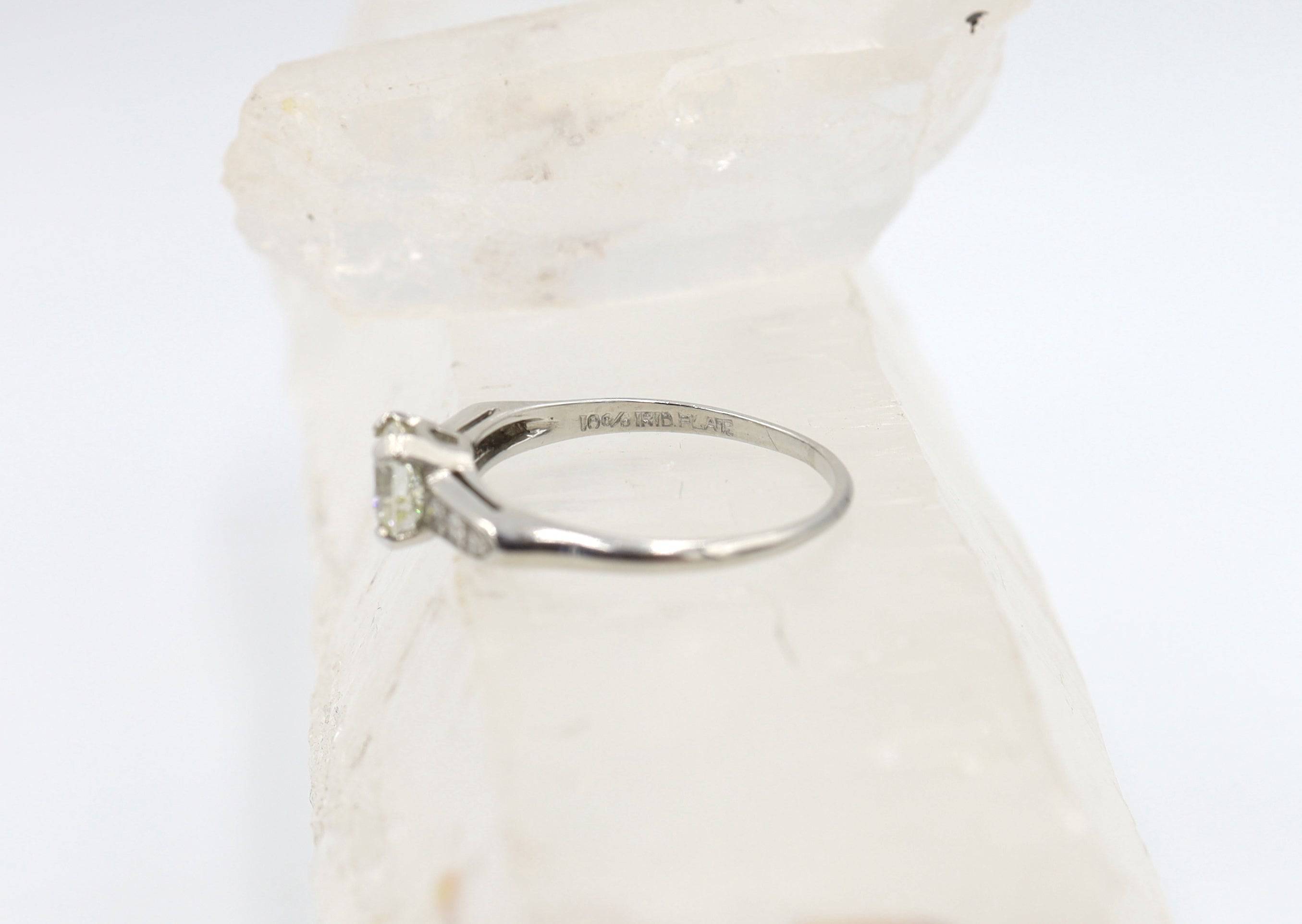 Beautiful Art Deco Platinum & Diamond Ring with 0.91 cts - Petra Star