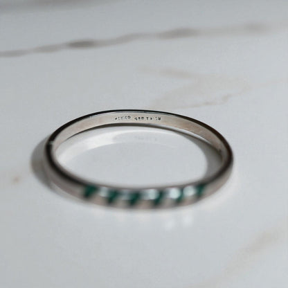 Vintage Mexican Silver Inlaid Malachite Bangle Bracelet – 26.2g, Oval Shape with Invisible Clasp