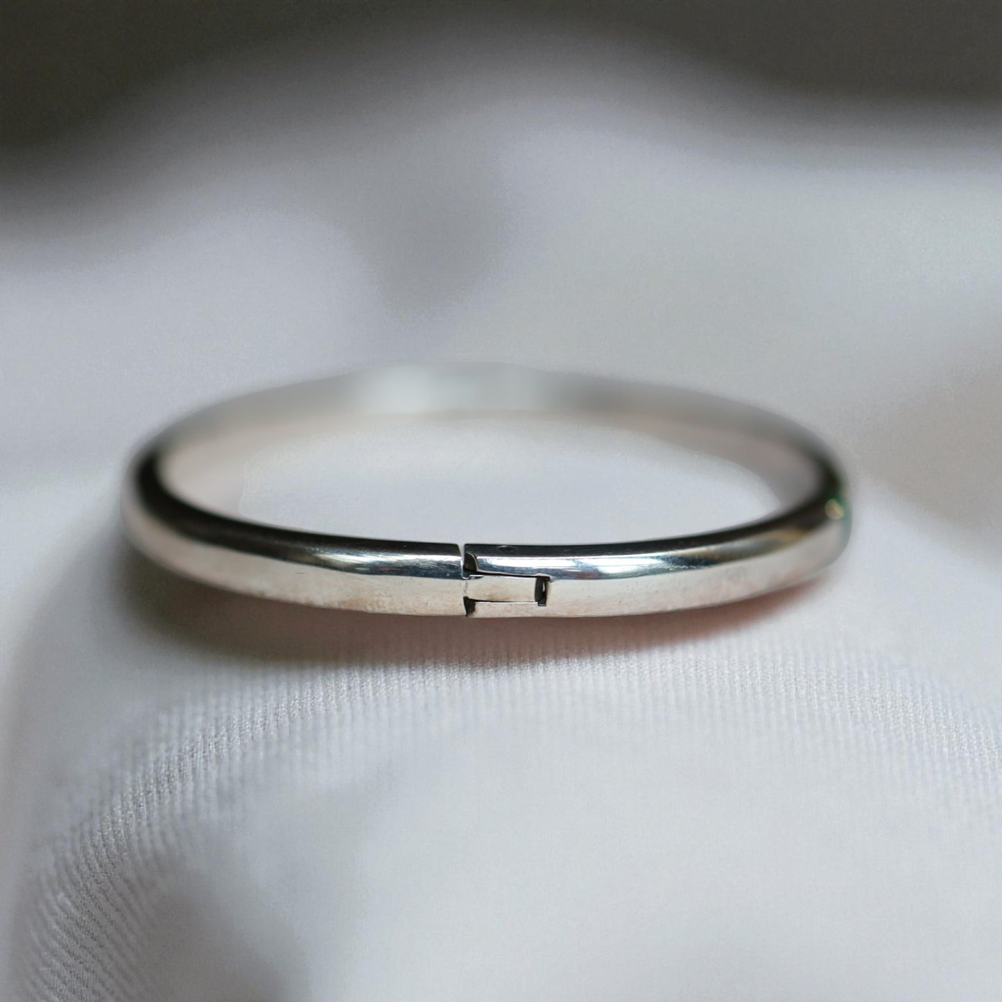 Vintage Mexican Silver Inlaid Malachite Bangle Bracelet – 26.2g, Oval Shape with Invisible Clasp