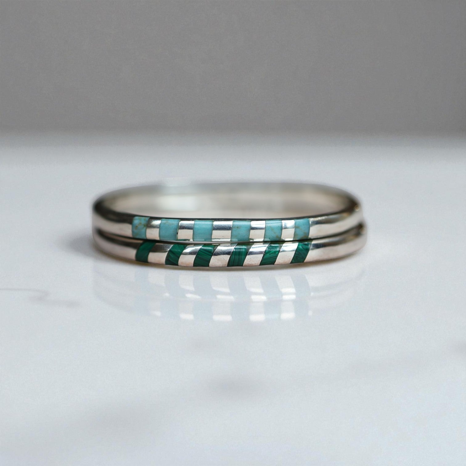 Vintage Mexican Silver Inlaid Malachite Bangle Bracelet – 26.2g, Oval Shape with Invisible Clasp - Petra Star