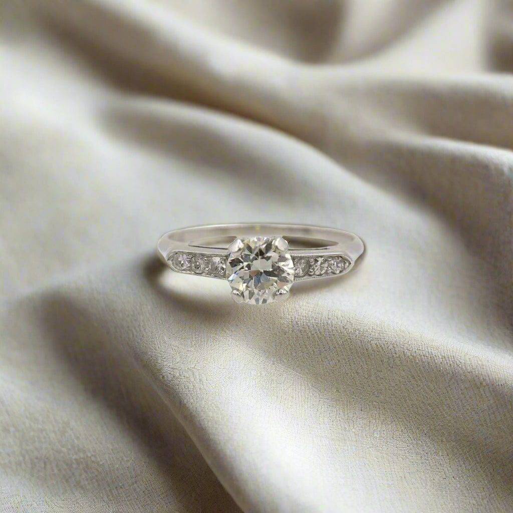 Beautiful Art Deco Platinum & Diamond Ring with 0.91 cts - Petra Star
