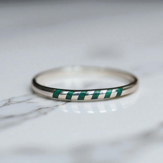 Vintage Mexican Silver Inlaid Malachite Bangle Bracelet – 26.2g, Oval Shape with Invisible Clasp