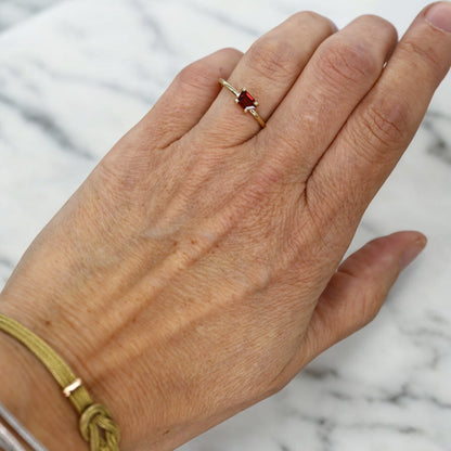 Anillo de oro de 14 quilates con solitario de espinela roja y estrella Petra