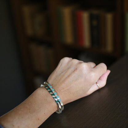 Vintage Mexican Silver Inlaid Malachite Bangle Bracelet – 26.2g, Oval Shape with Invisible Clasp