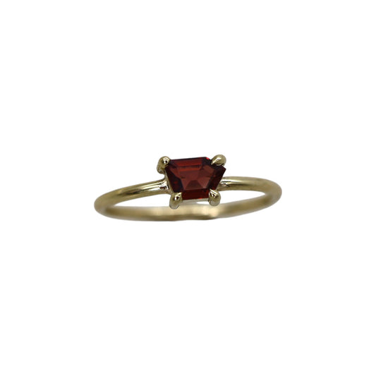 Anillo de oro de 14 quilates con solitario de espinela roja y estrella Petra