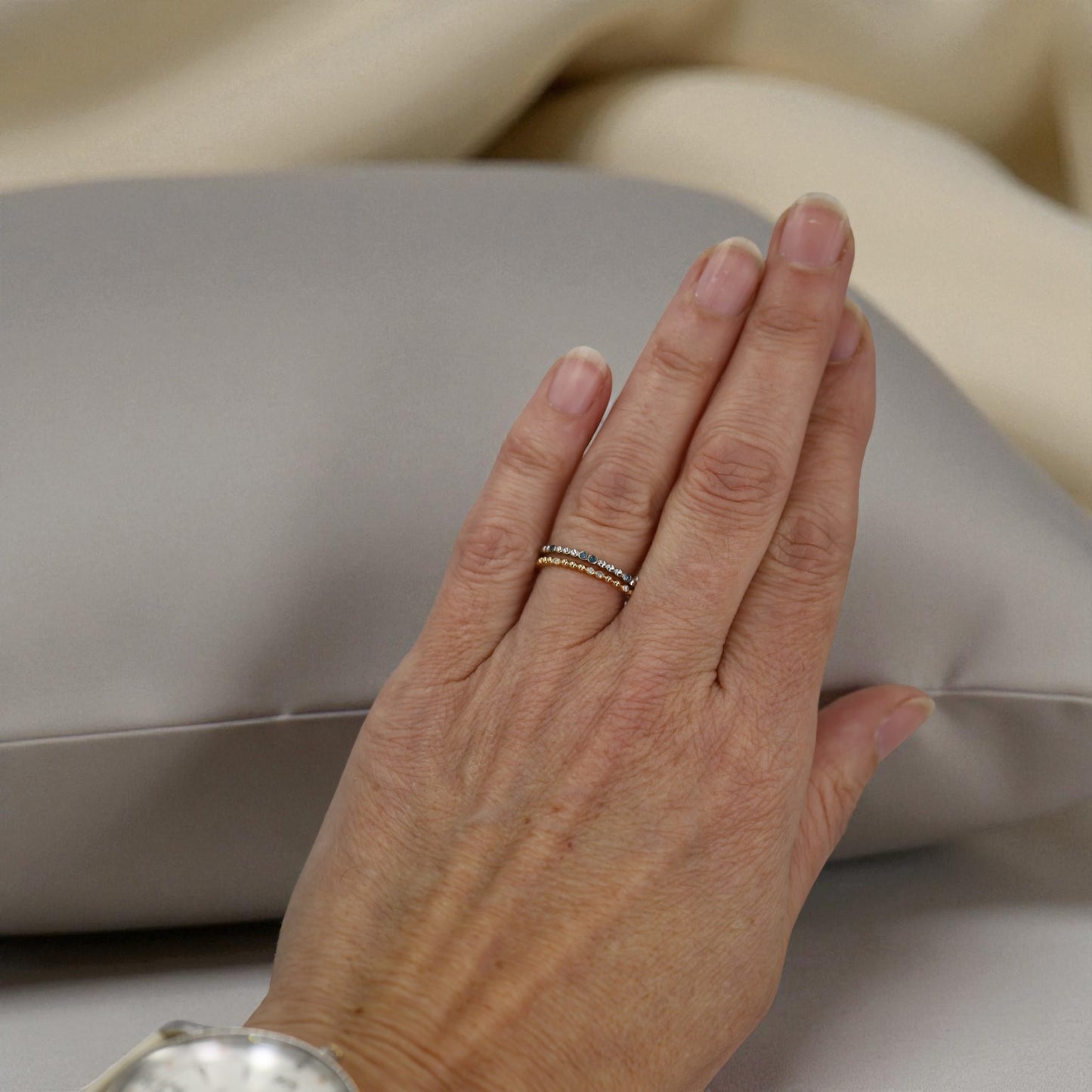 18k White Gold Shiva Bezel-Set Bubble Sapphire Band