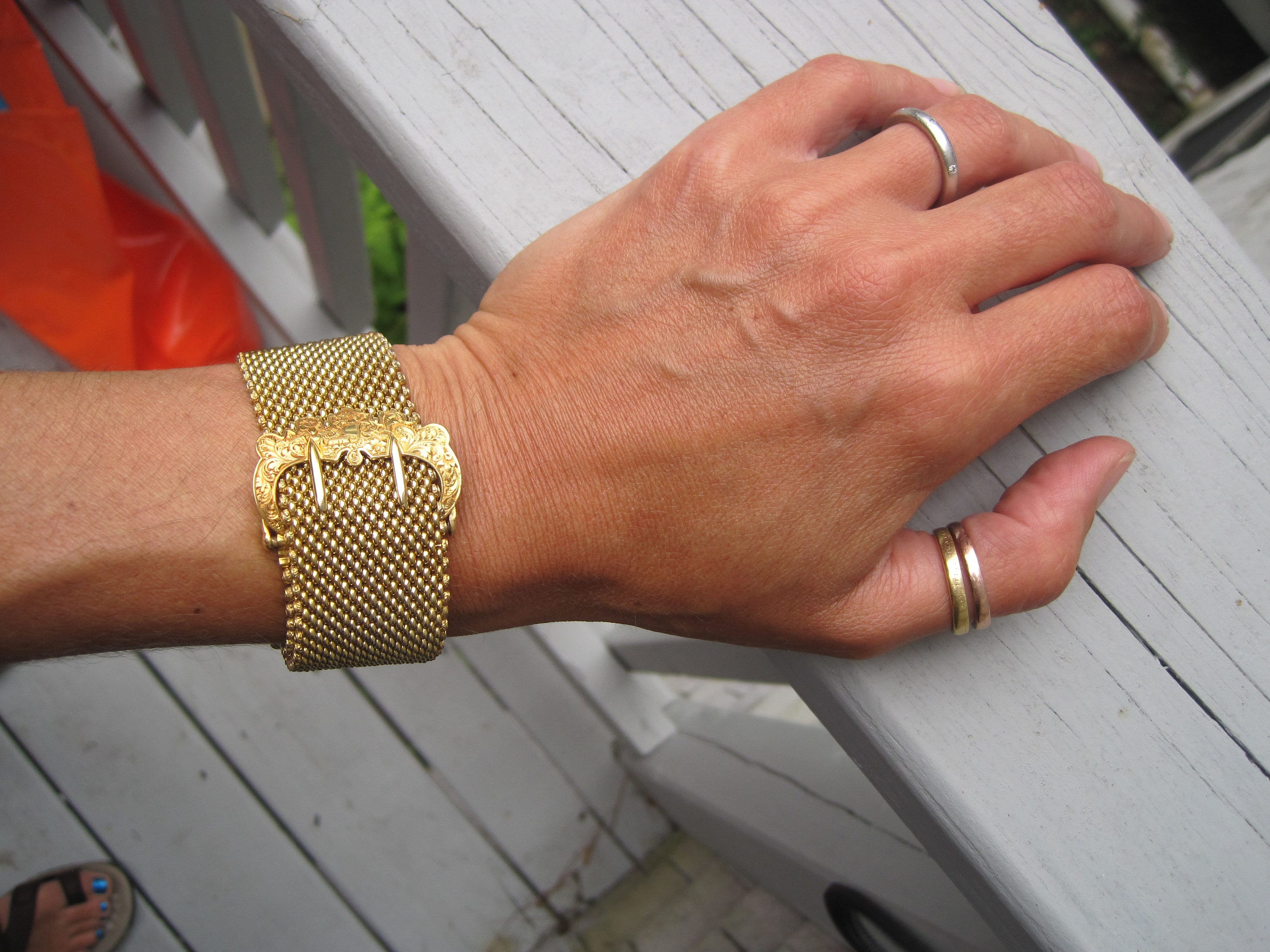 Victorian mesh buckle bracelet from 1890 in 18k yellow gold, featuring intricate Victorian-era design details.