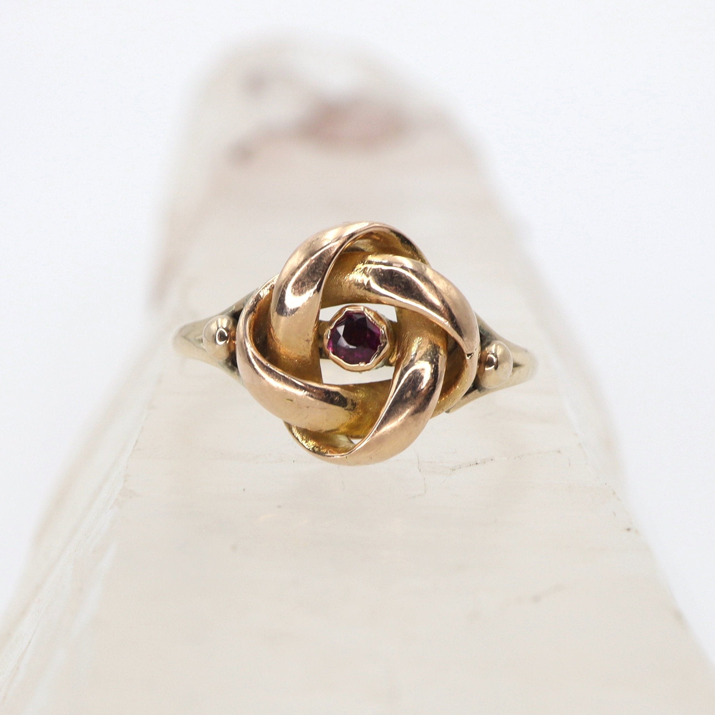 ring in yellow gold ruby