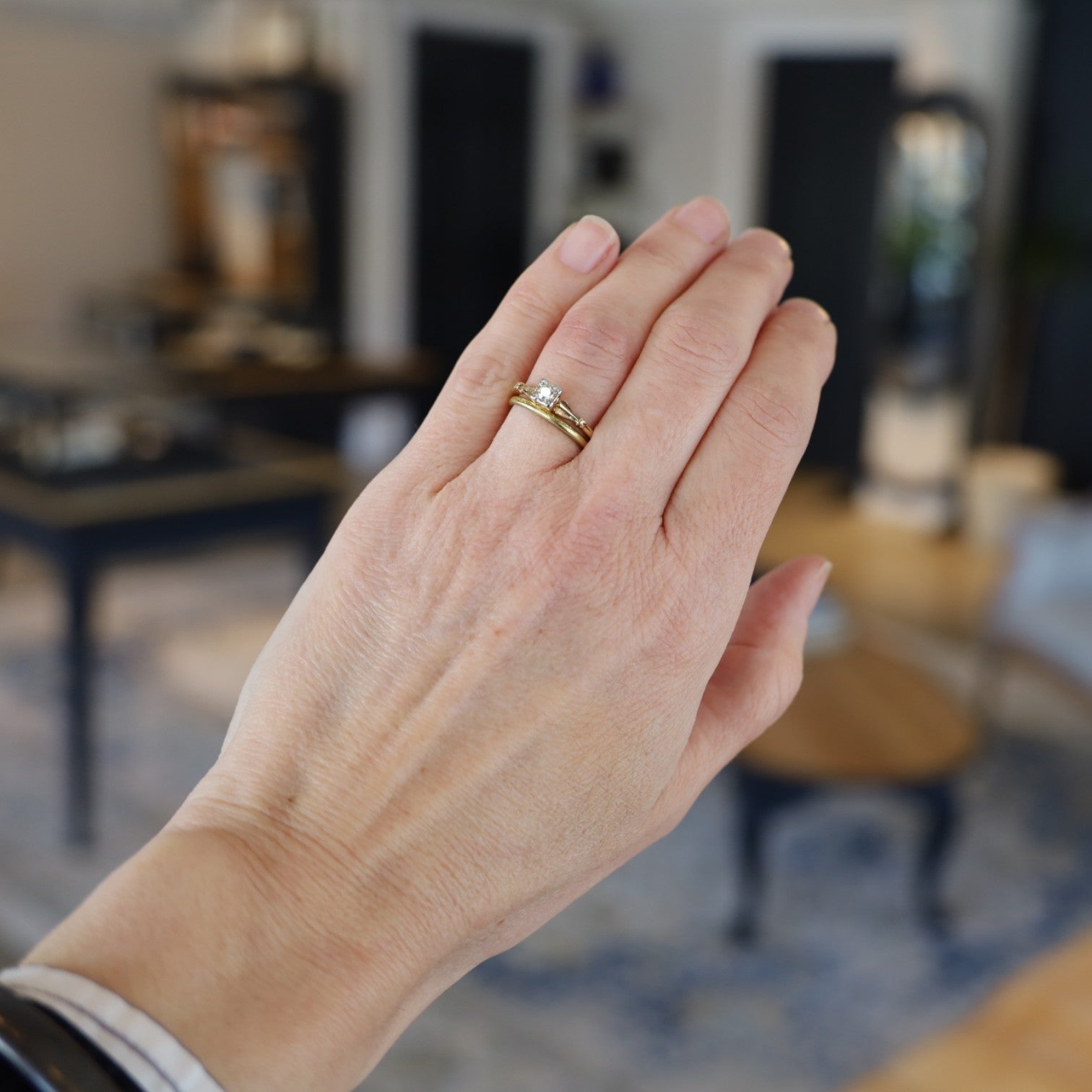 Antique 18k Yellow Gold Band with Faded Engraving - Petra Star