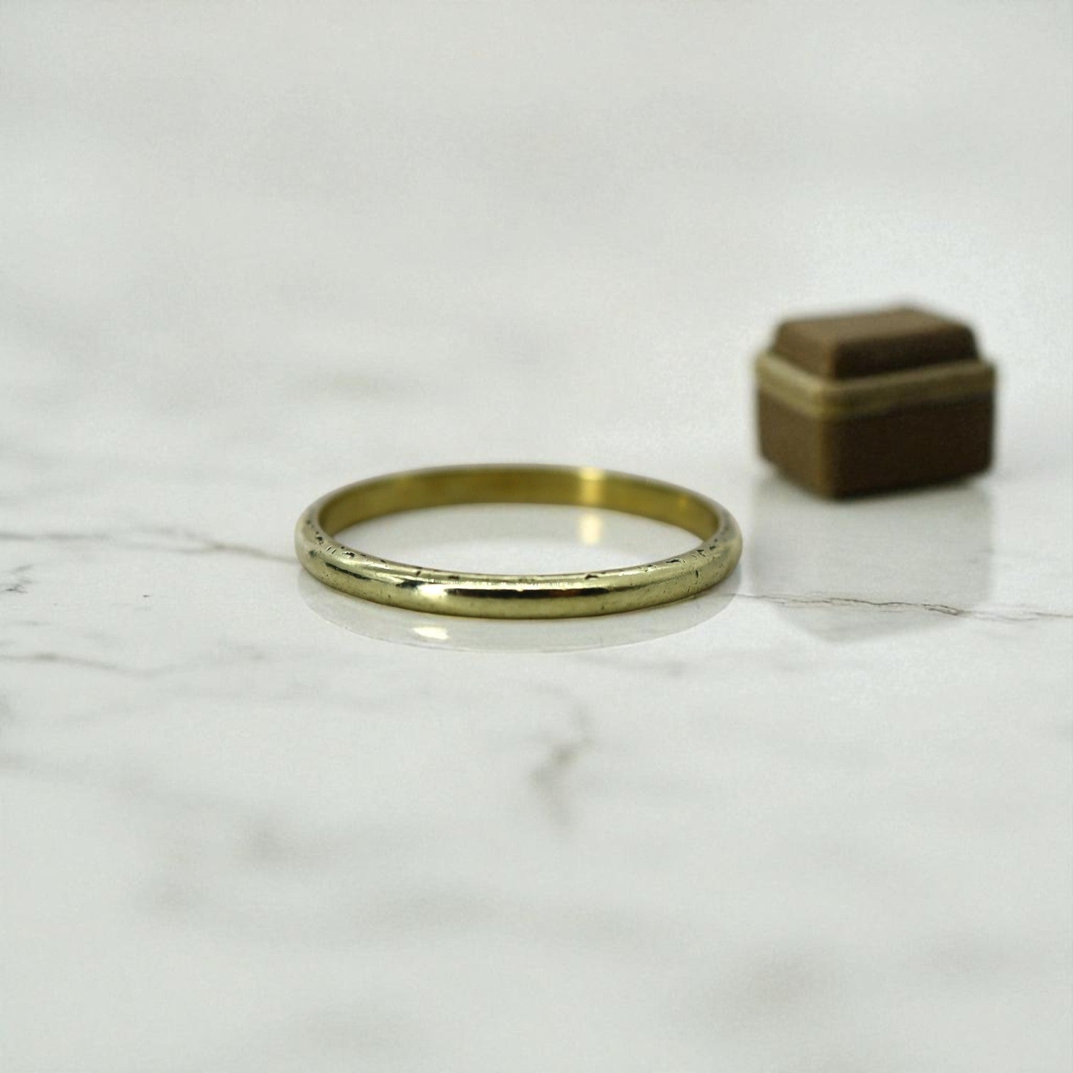 Antique 18k Yellow Gold Band with Faded Engraving - Petra Star