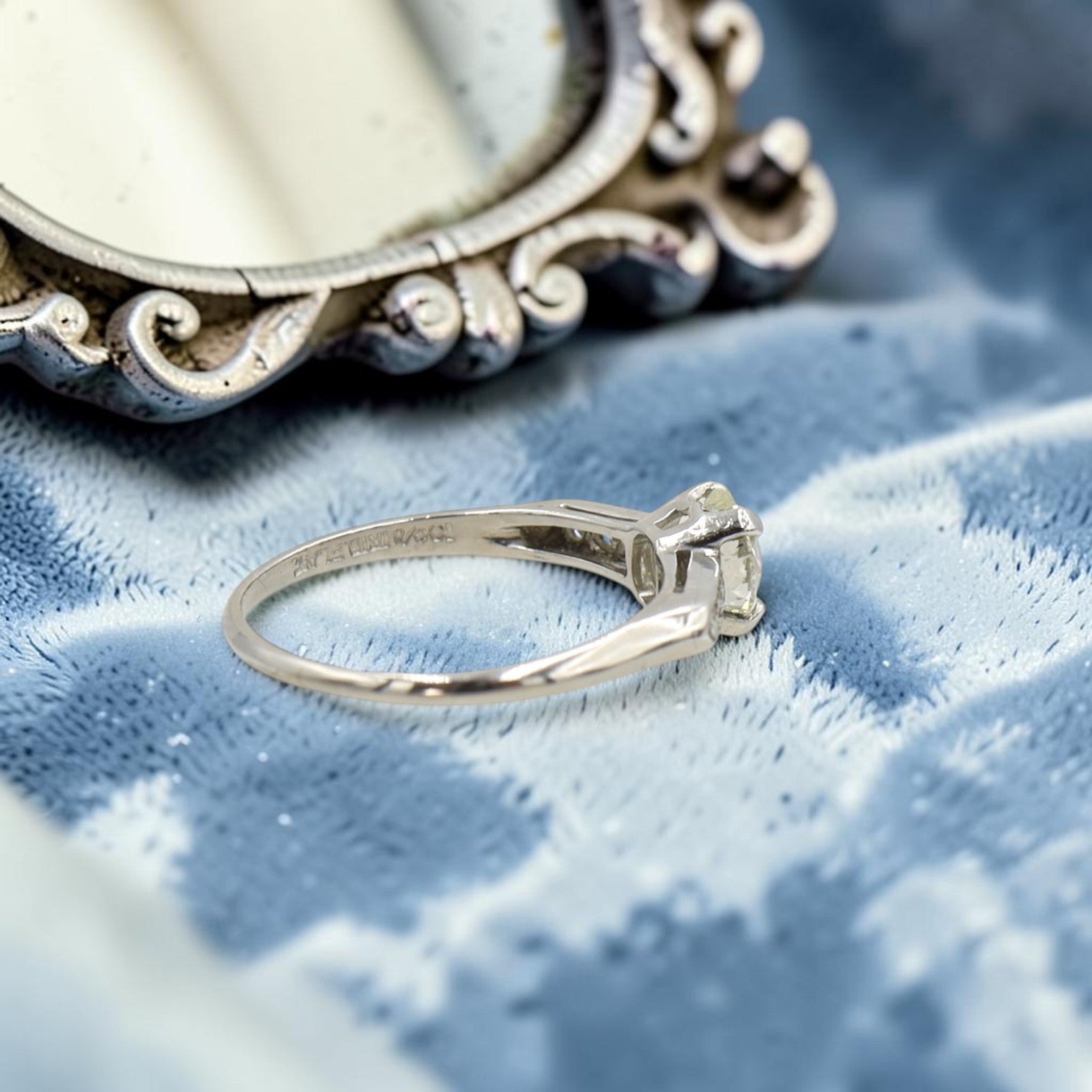Beautiful Art Deco Platinum & Diamond Ring with 0.91 cts