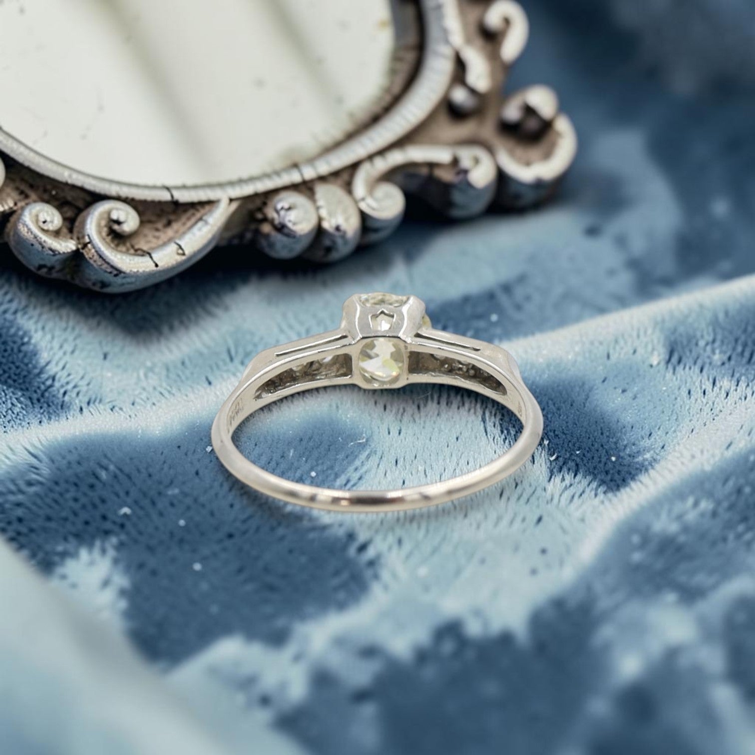Beautiful Art Deco Platinum & Diamond Ring with 0.91 cts