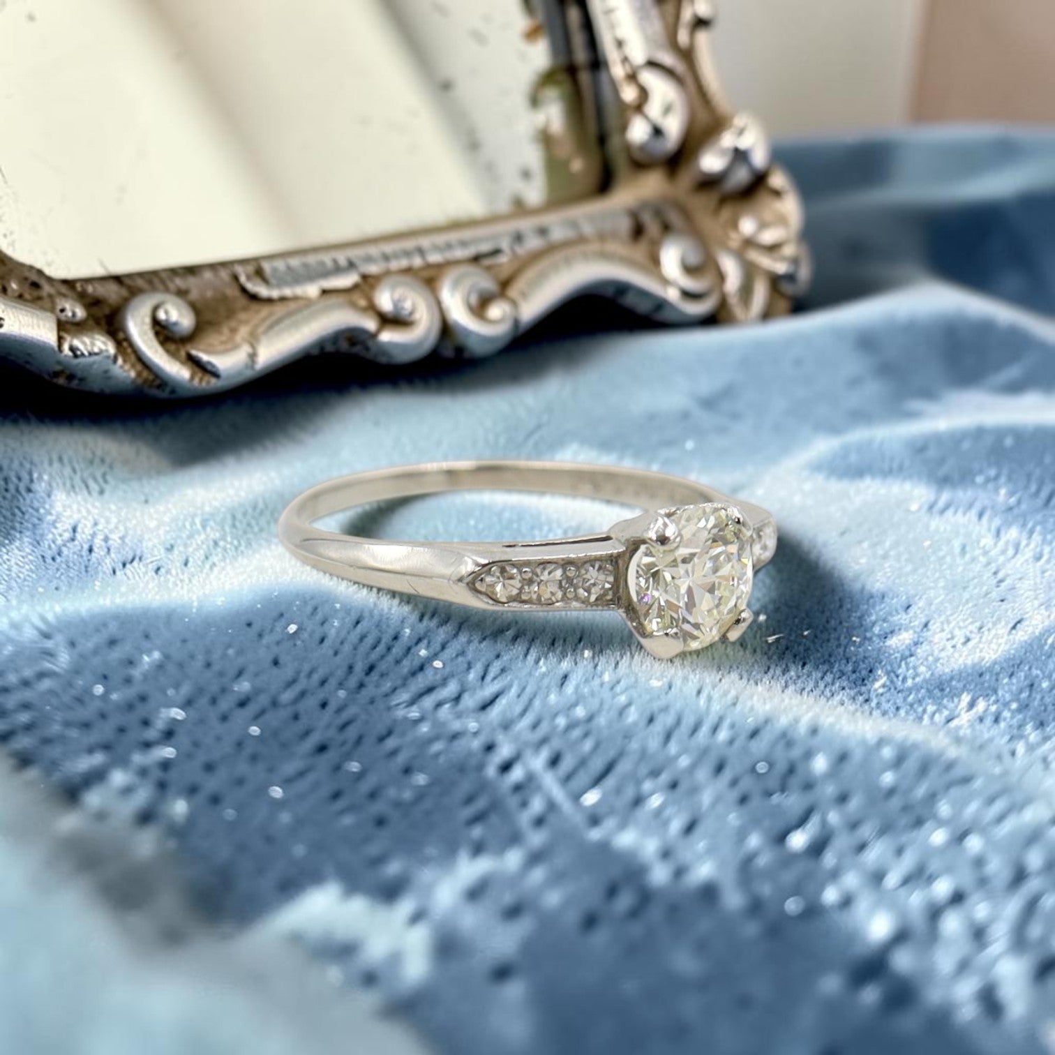 Beautiful Art Deco Platinum & Diamond Ring with 0.91 cts
