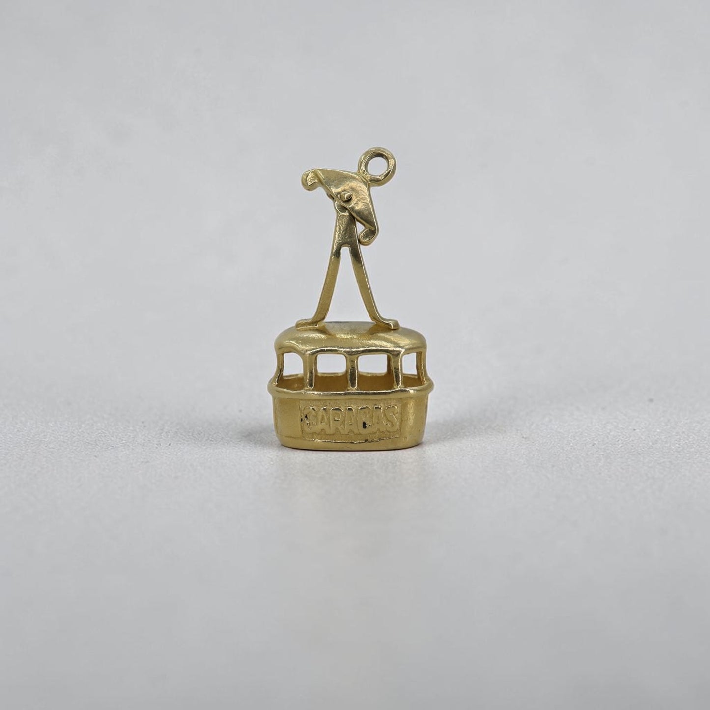 Caracas Tranvía Charm — 18K Yellow Gold, Kinetic Top, Circa 1960 - Petra Star