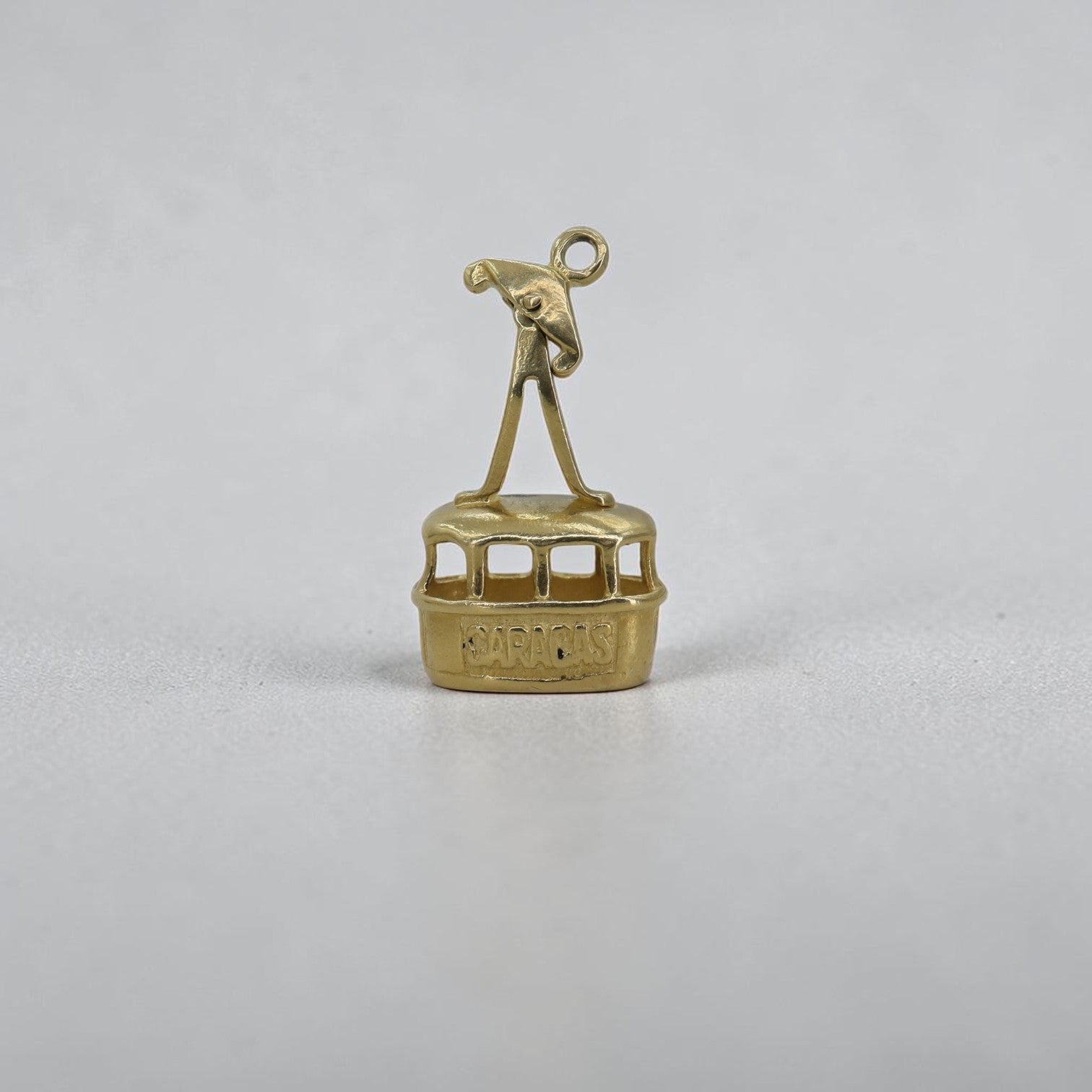 Caracas Tranvía Charm — 18K Yellow Gold, Kinetic Top, Circa 1960 - Petra Star