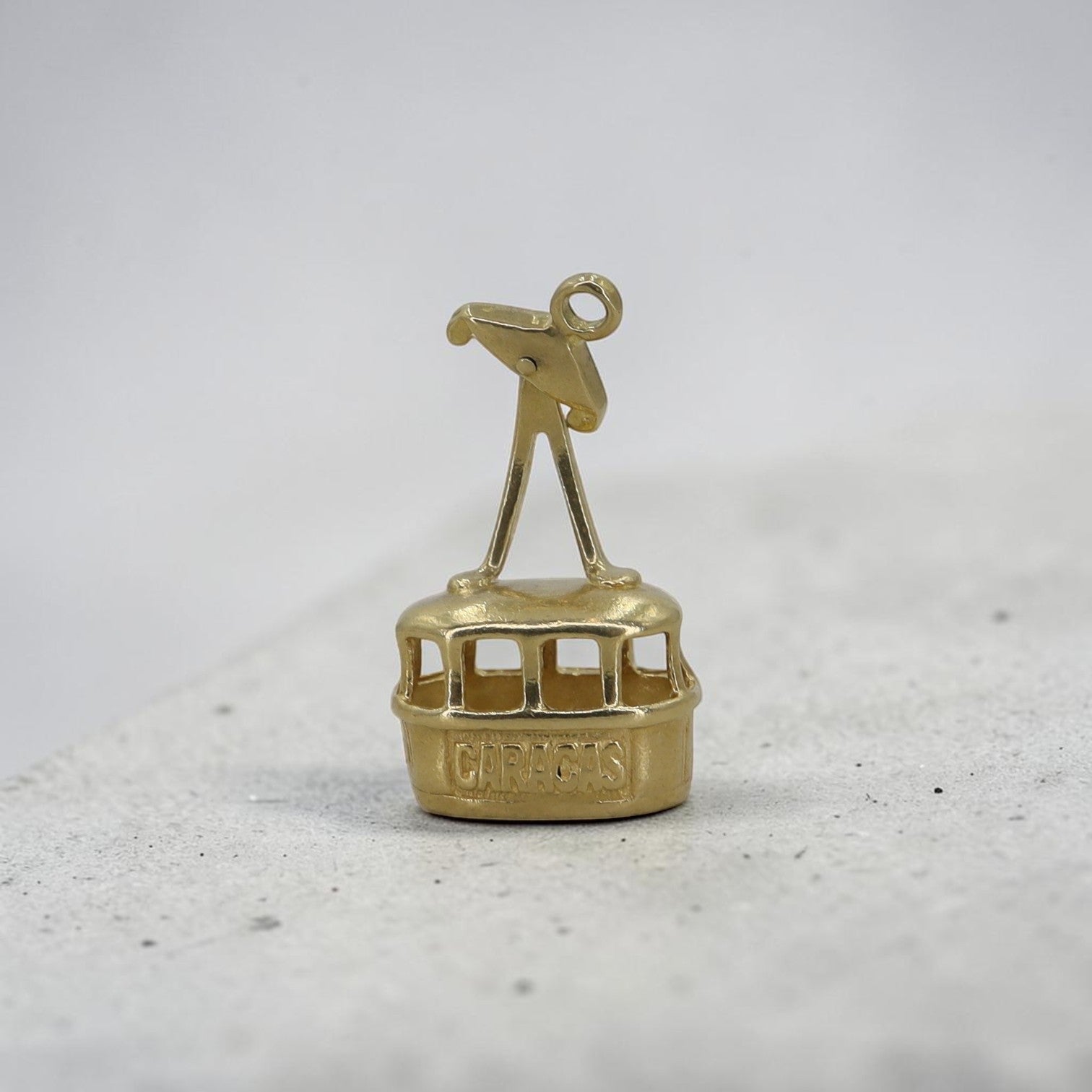 Caracas Tranvía Charm — 18K Yellow Gold, Kinetic Top, Circa 1960 - Petra Star