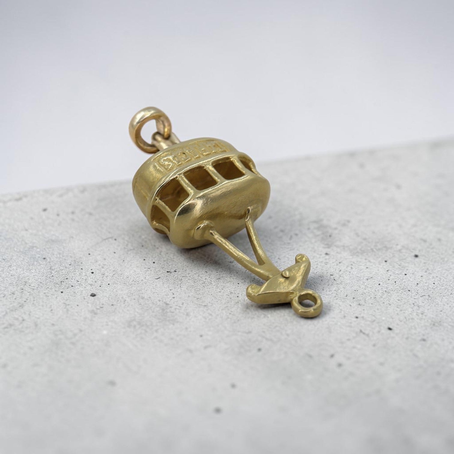 Caracas Tranvía Charm — 18K Yellow Gold, Kinetic Top, Circa 1960 - Petra Star